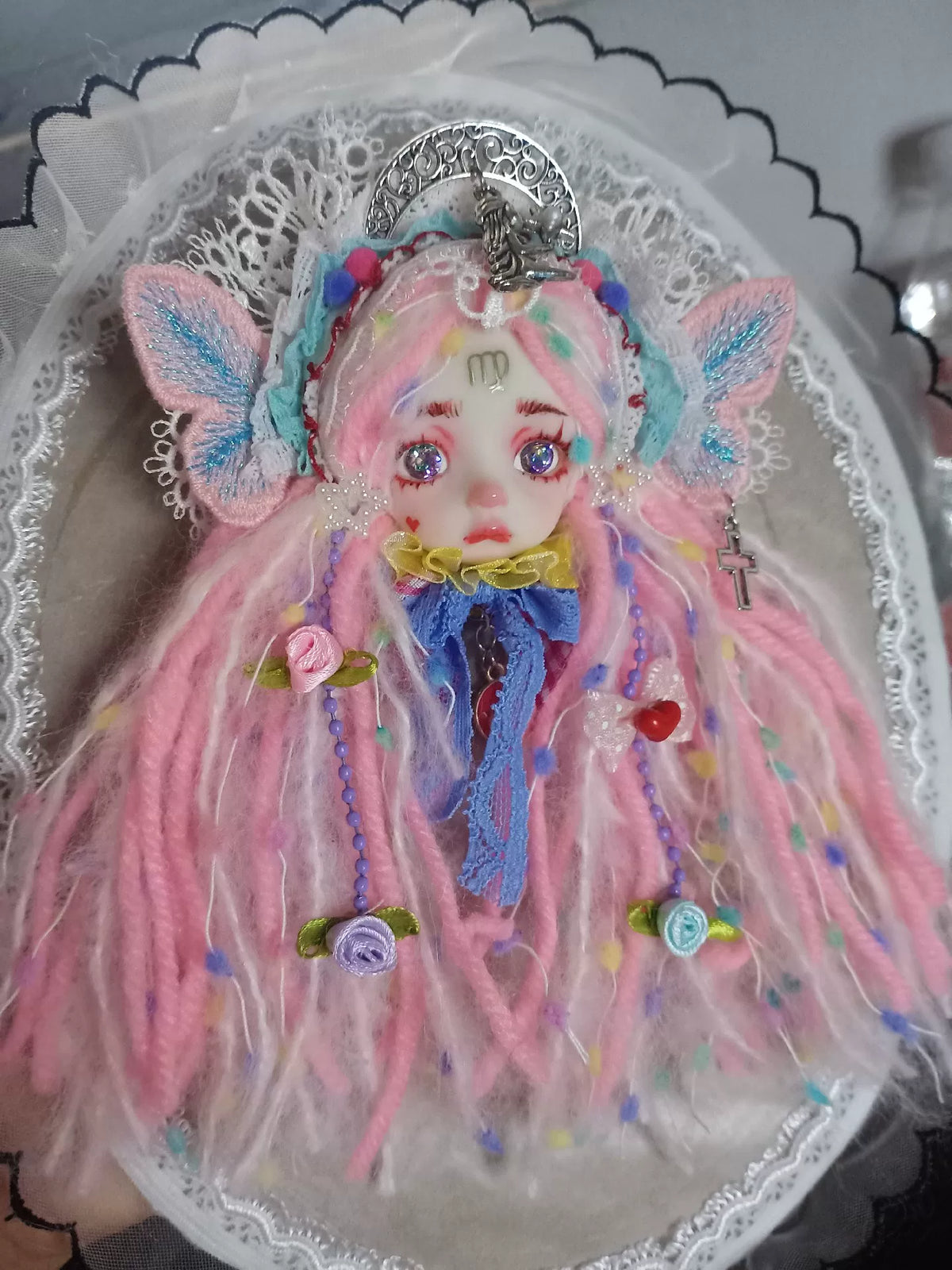 Broche Tête de Poupée en Argile Polymère Artisanale