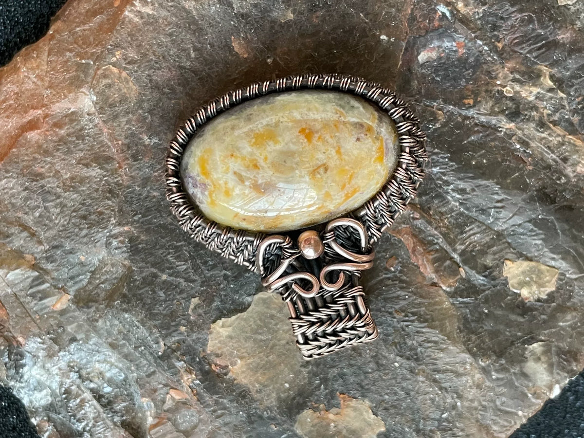 Pendentif en jade corail naturel et fil de cuivre