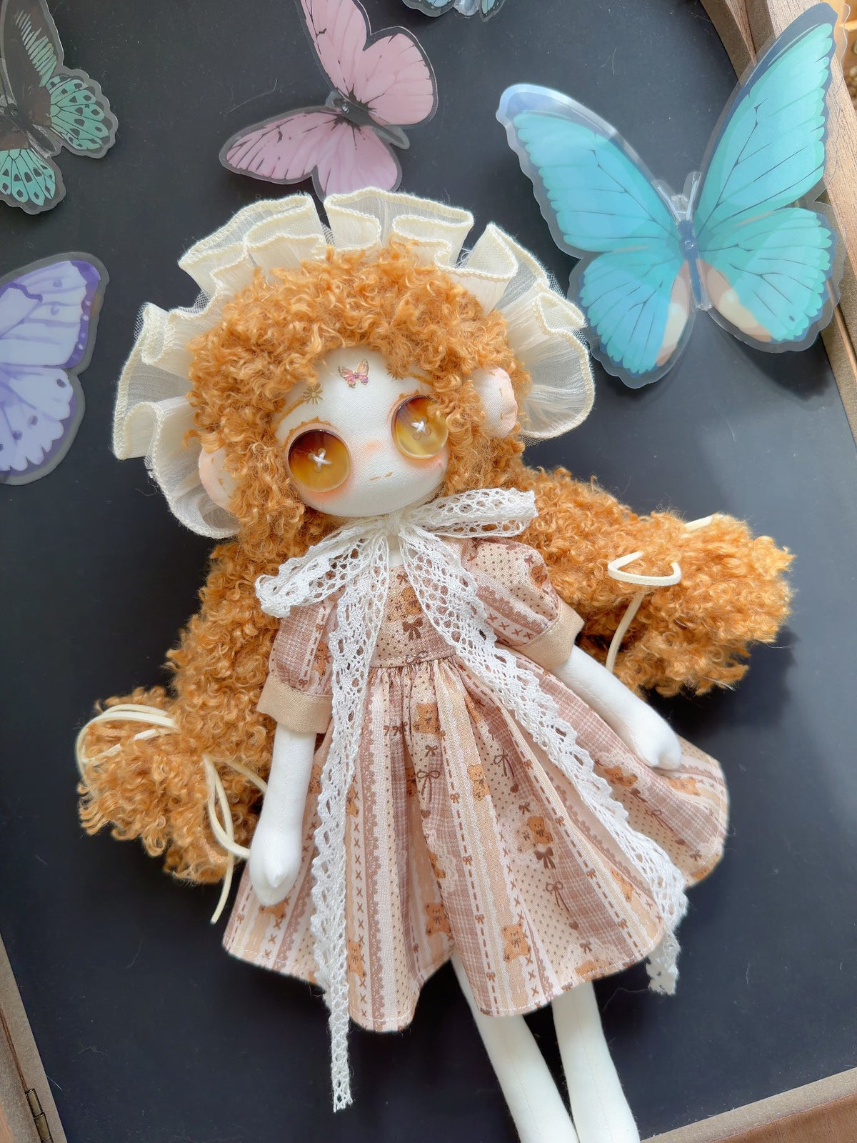 Handgefertigte Kunstpuppe mit ingwerorangefarbenem Haar
