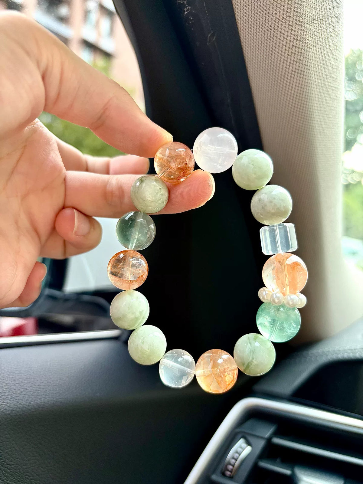 Gult grönt pärlat stenarmband 16 cm
