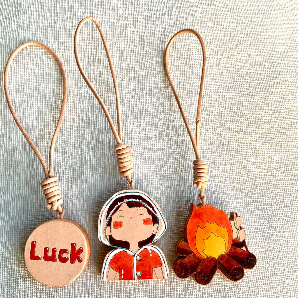 Leren camping charm-set met meisje en Luck