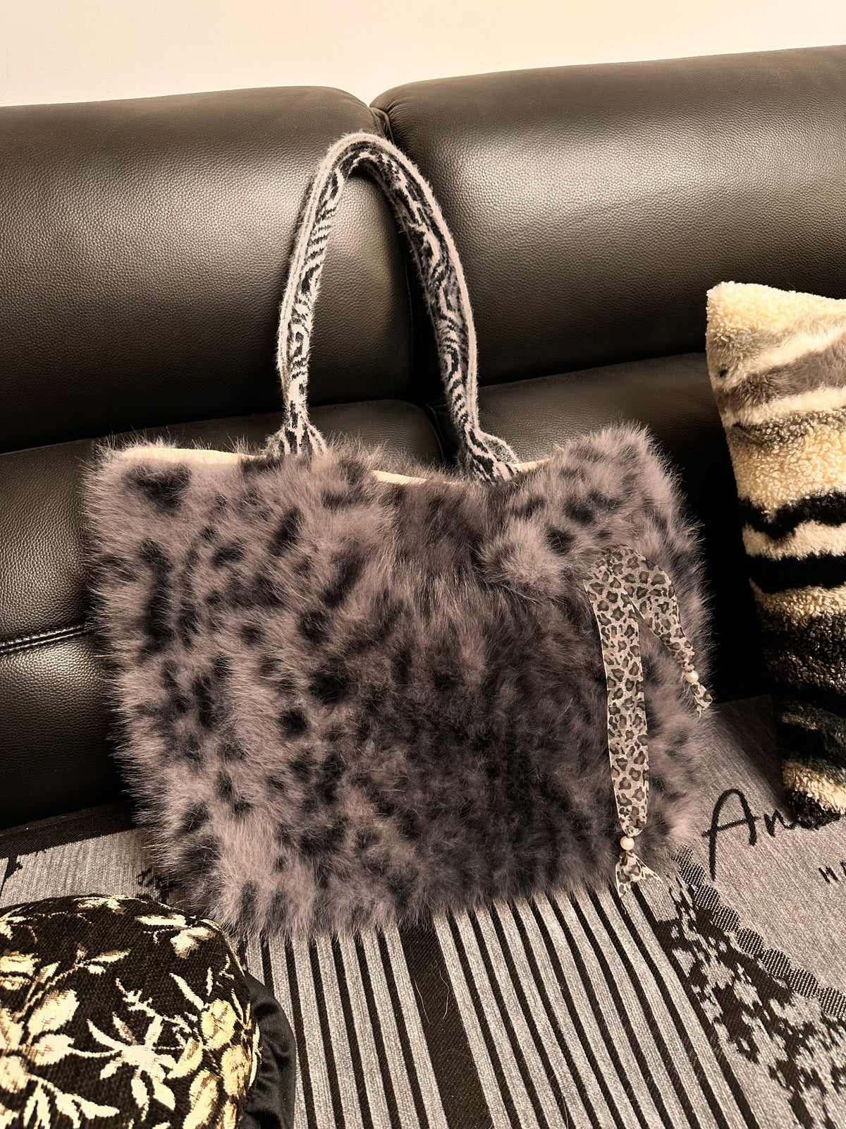 Tote-väska i konstpäls med leopardprint