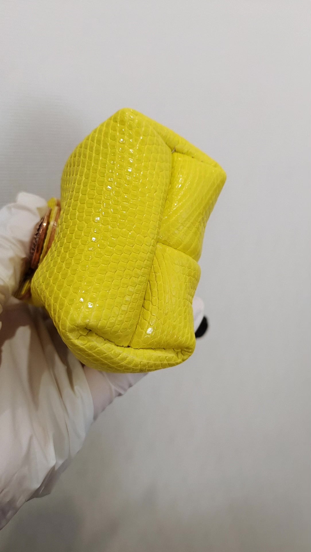 Monedero de cordón en cuero de lagarto amarillo