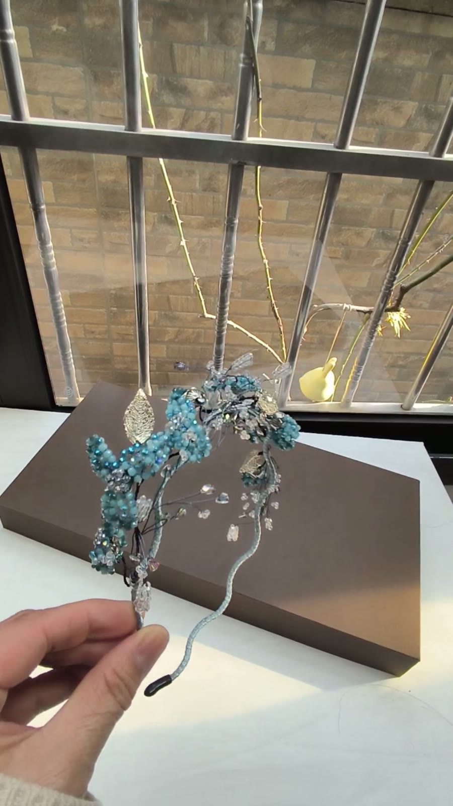 Bandeau fleuri en cristal bleu fait main