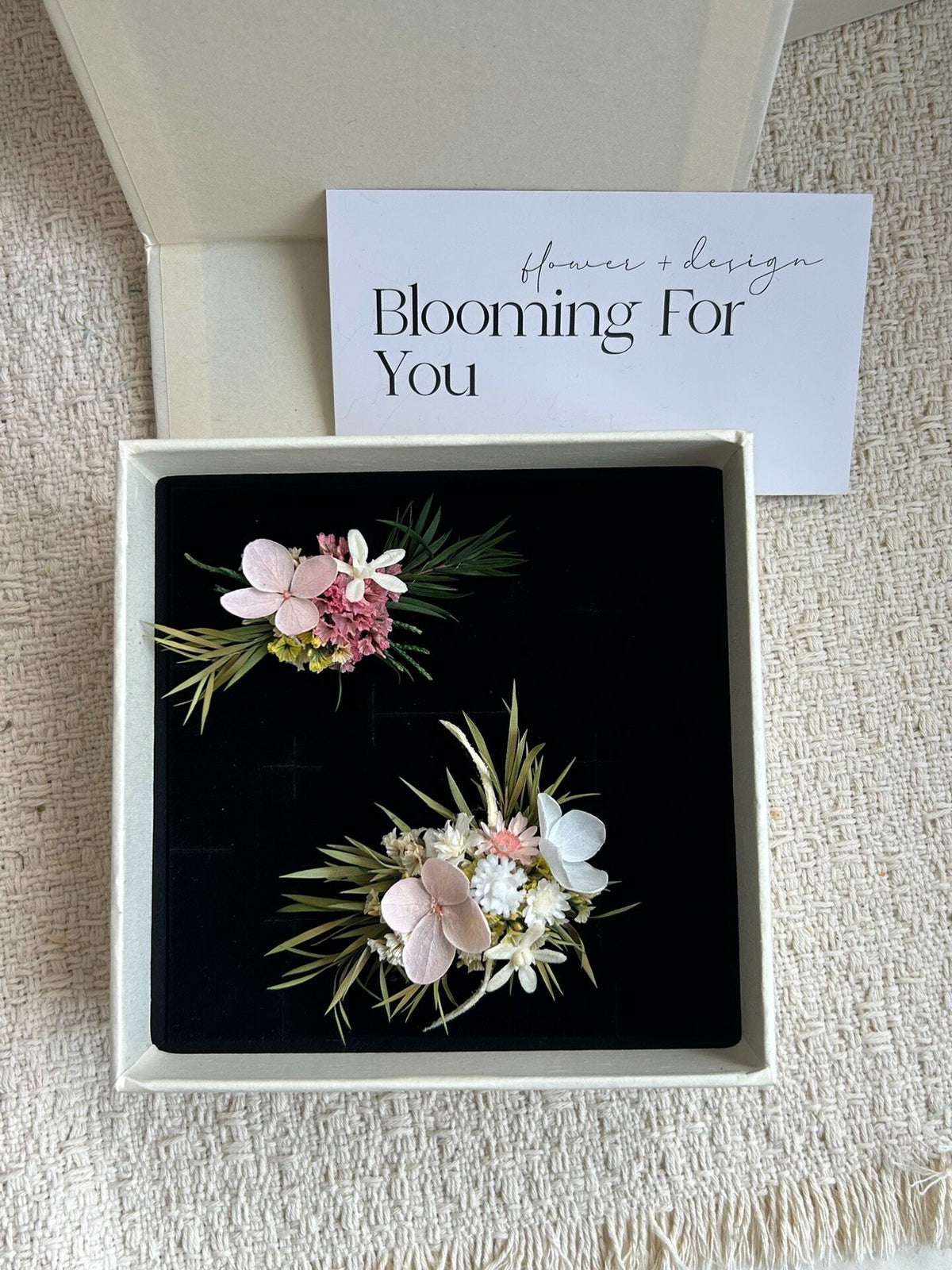 Bagues de mariage fleurs stabilisées rose et vert