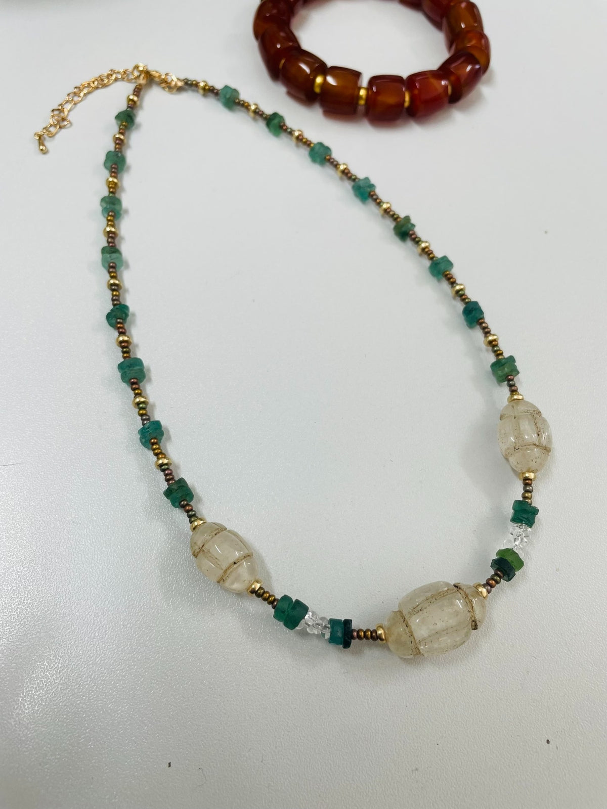 Collar de vidrio romano con cuentas blancas