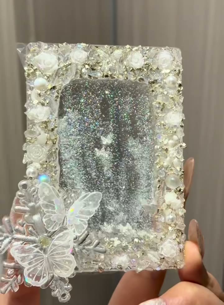 Moldura de Glitter Prateado Quicksand com Borboletas