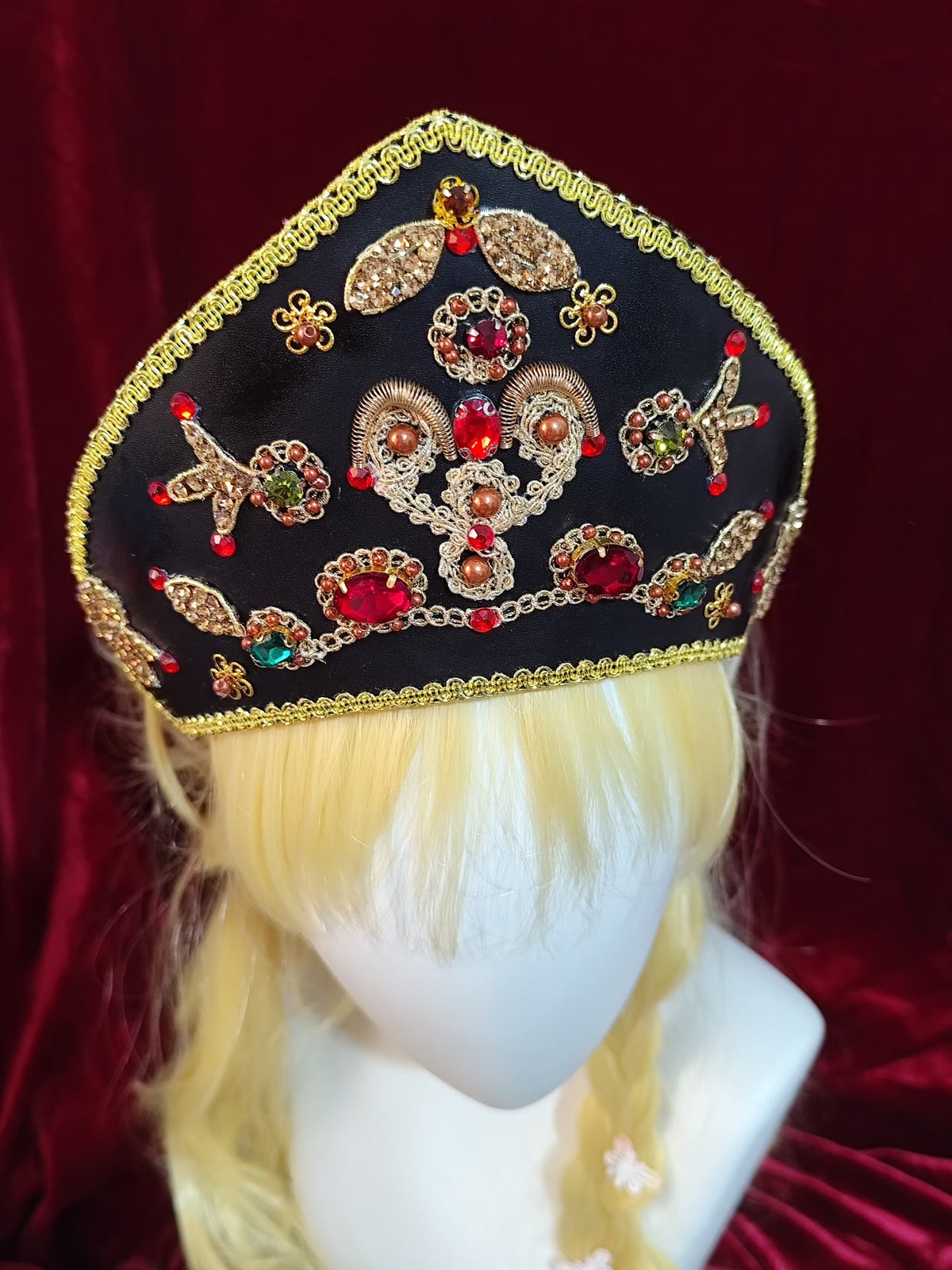 Copricapo kokoshnik russo nero con finiture dorate