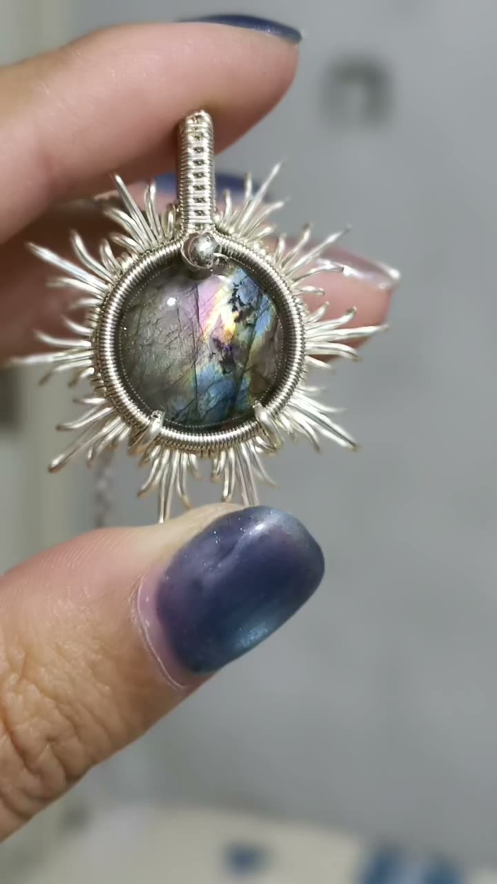 Colgante de cobre con labradorita envuelto en alambre