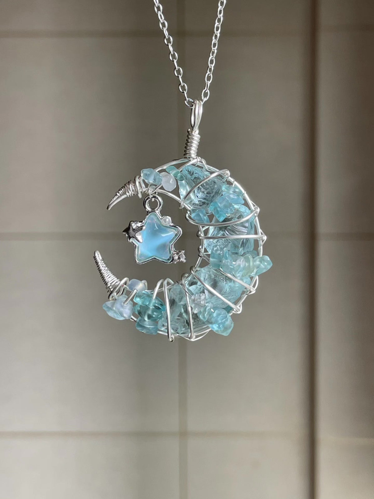 Colar com Pingente de Lua Crescente em Cristal Azul