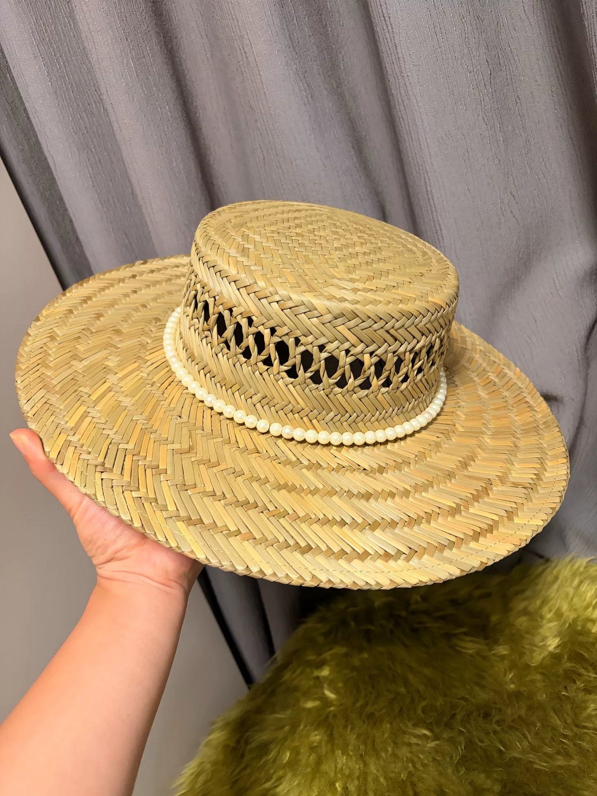 Cappello da sole in paglia a tesa larga con fascia in perle