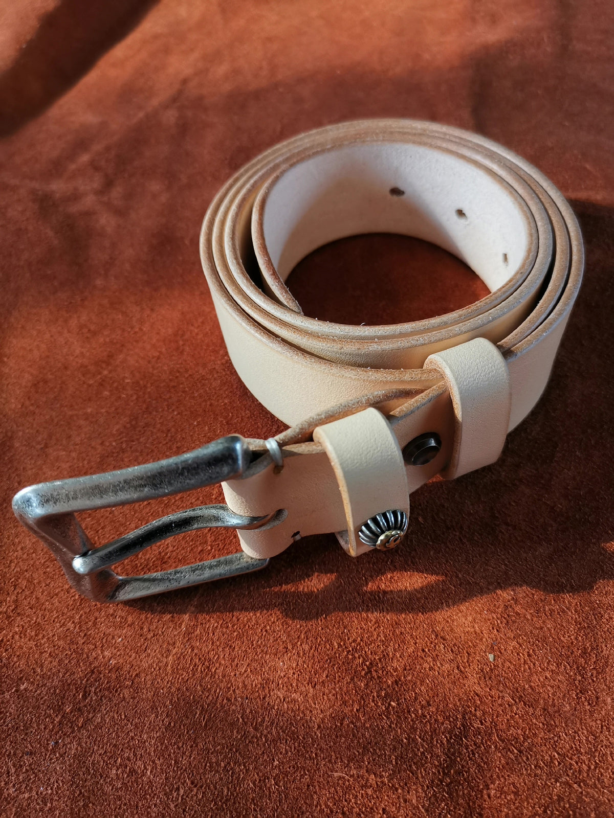 Franse riem van plantaardig geloid leer
