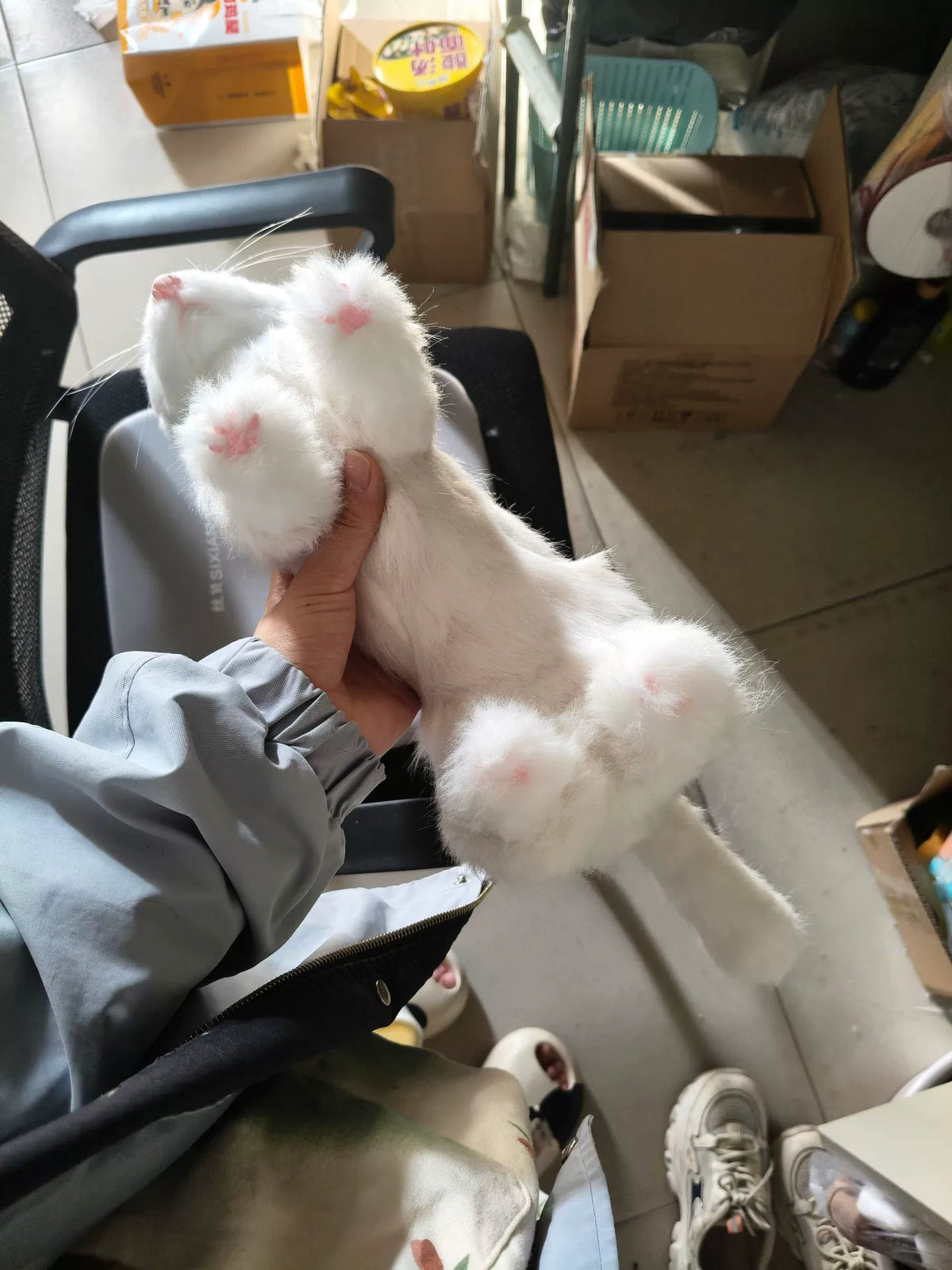 Handgemaakte replica van een langharige witte ferret