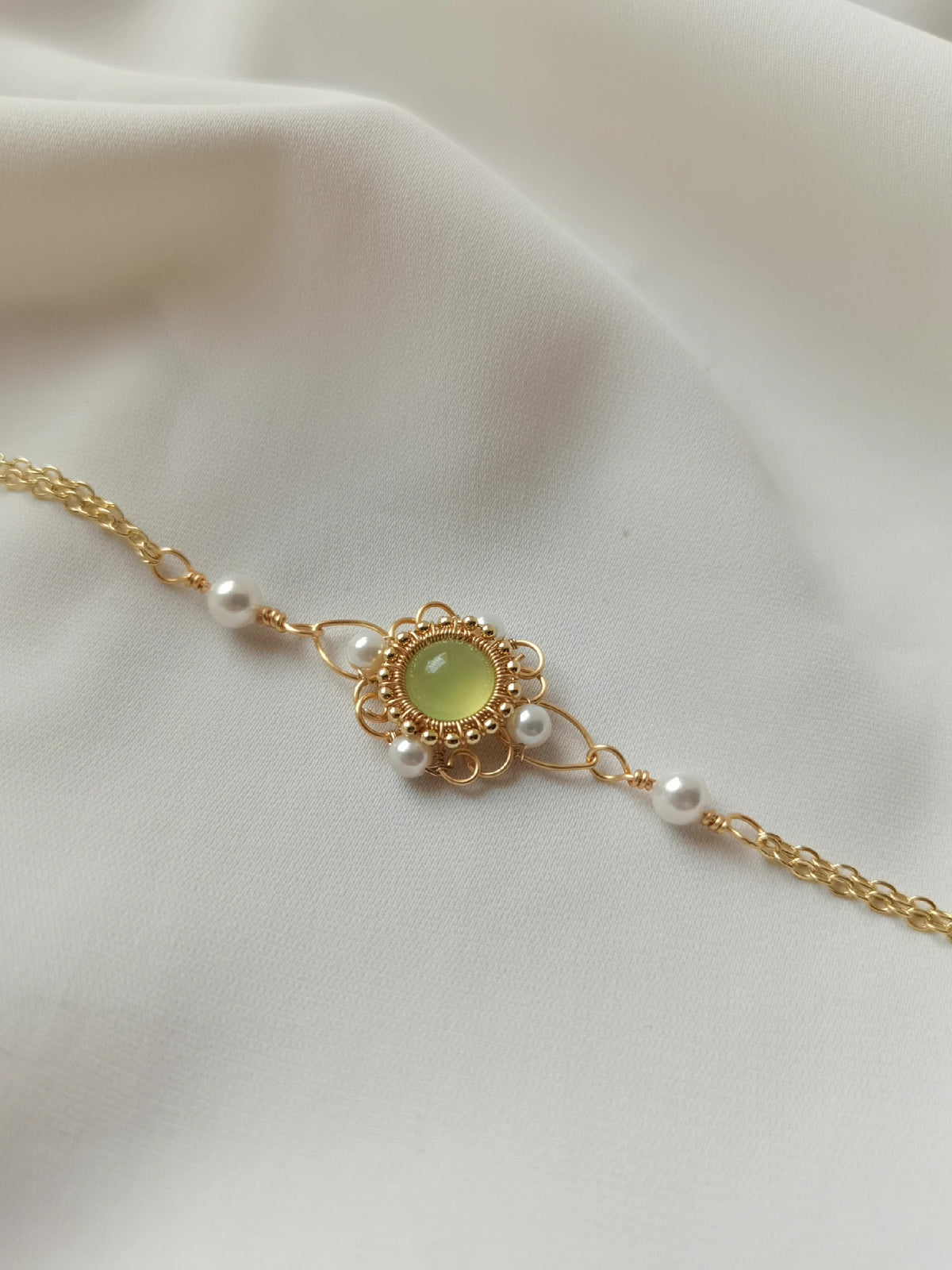 Armband med prehnit och lindad tråd, guldfärgad