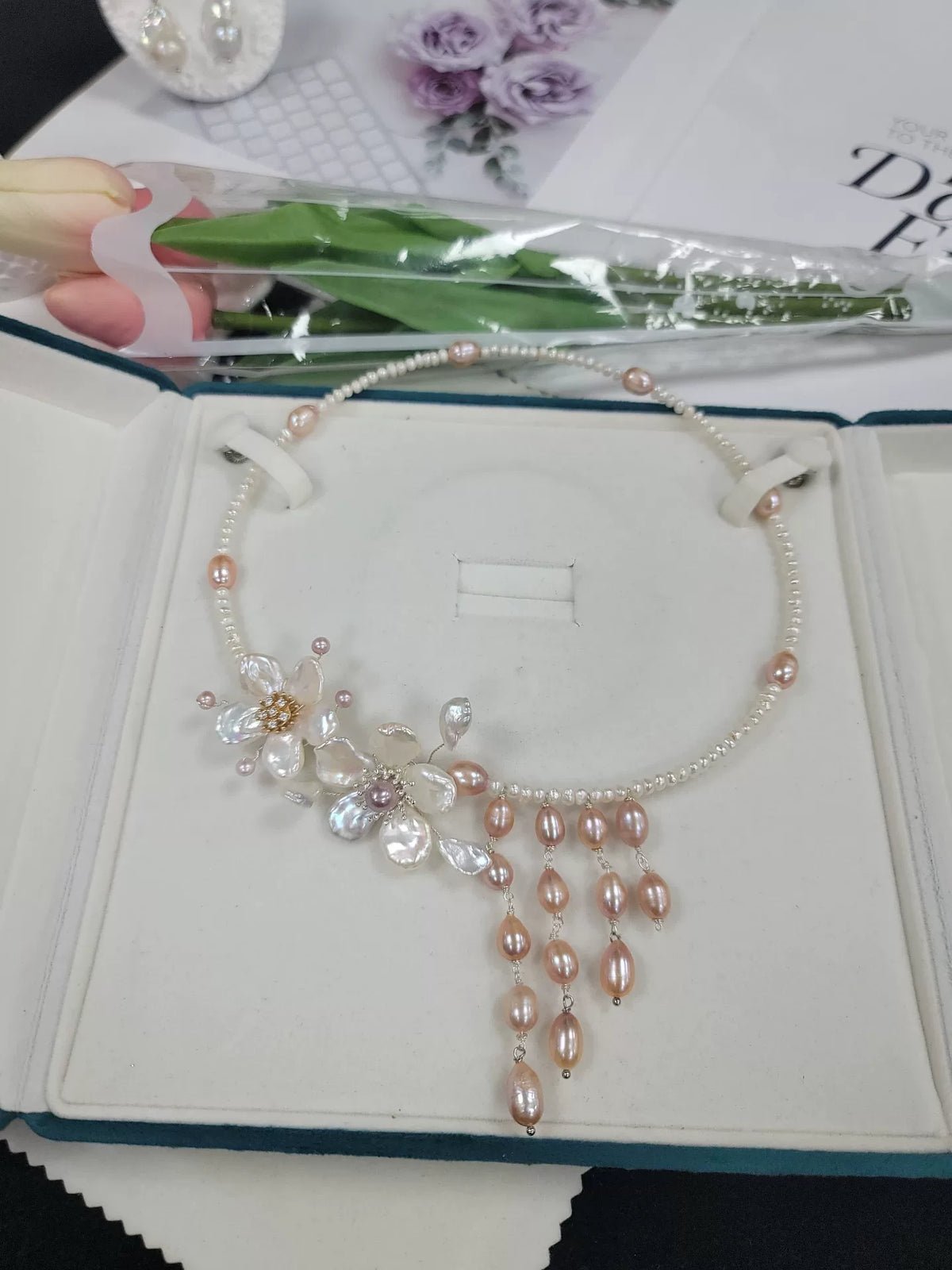 Gargantilha de Pérolas com Franja Floral Rosa