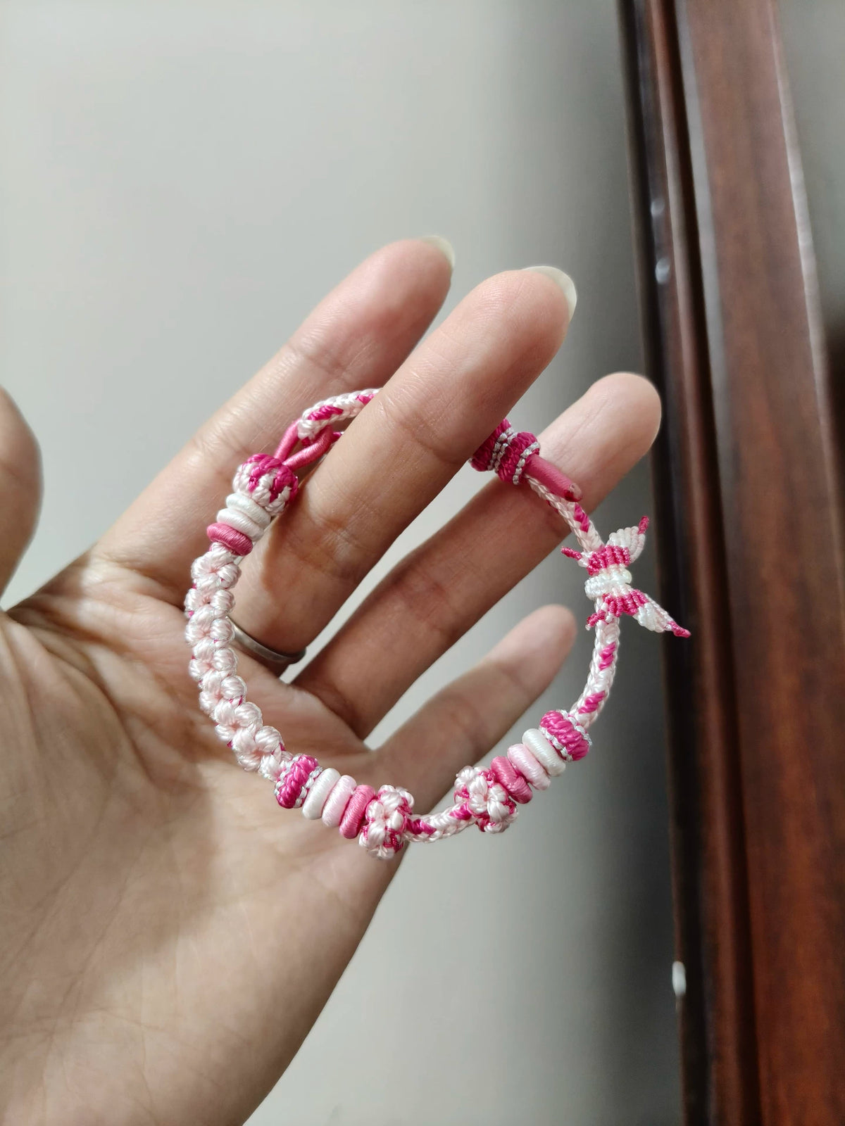Bracelet en cordon tressé fleurs roses et ours