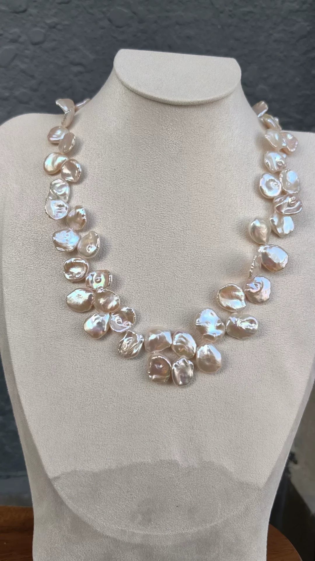 Collier de perles baroques blanches en pétales