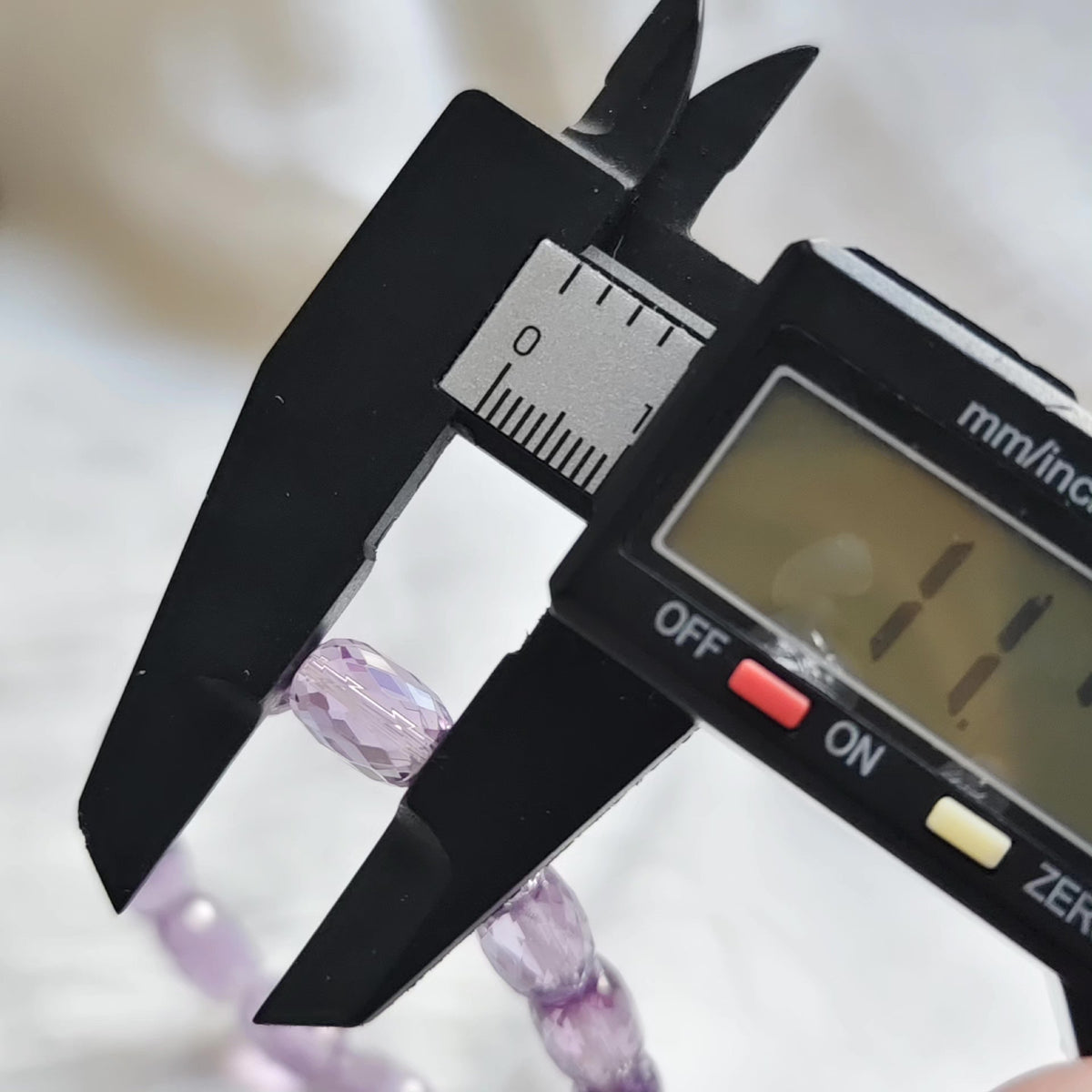 Armband med ametist och fasetterade trumformade pärlor