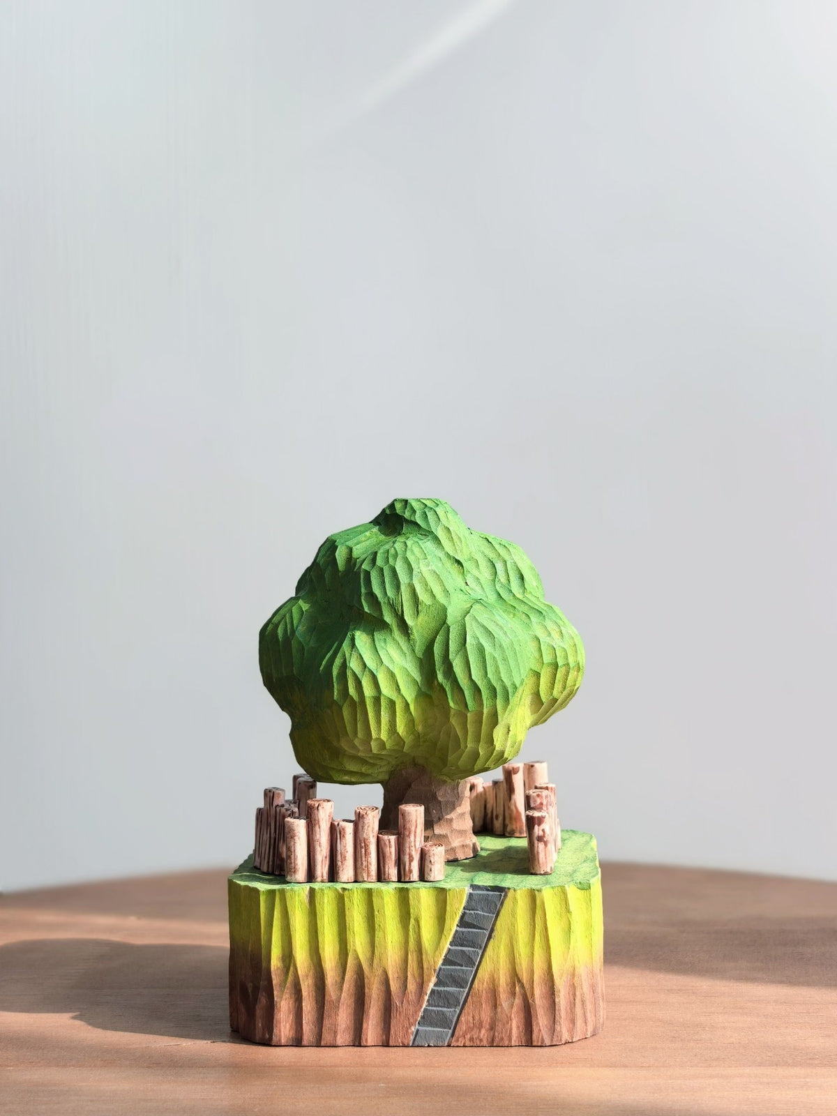 Handgemaakte houten boomfiguur met magnetische basis