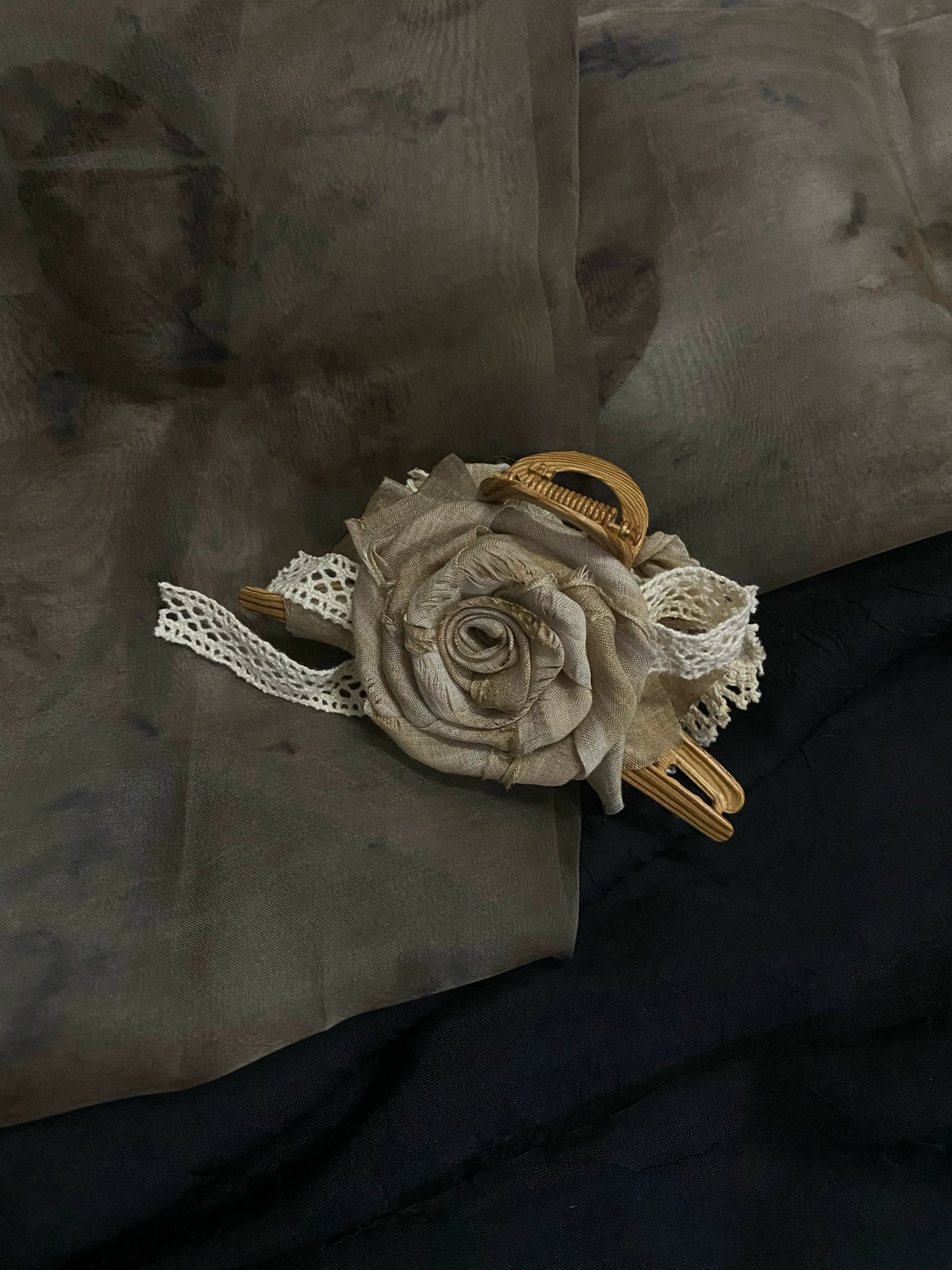 Pinza de garra tiburón con veta de madera y rosas secas