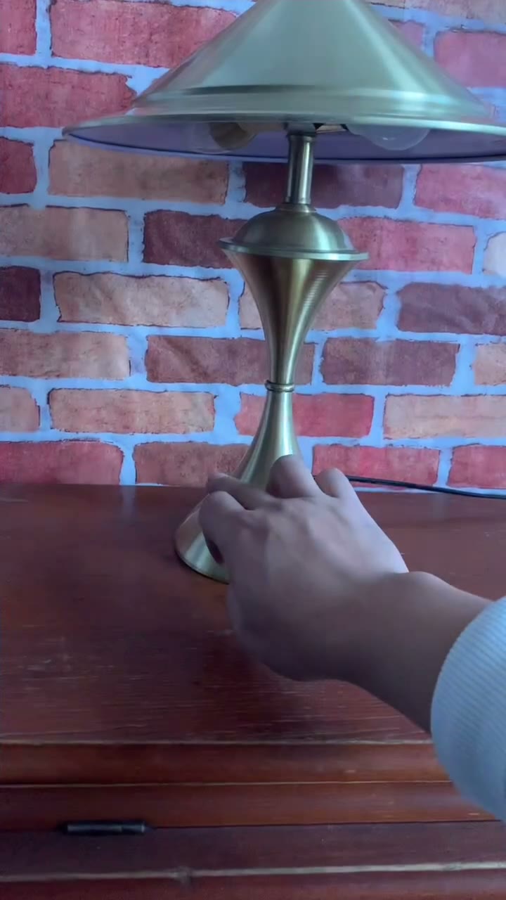 Candeeiro de Mesa em Metal e Latão Vintage