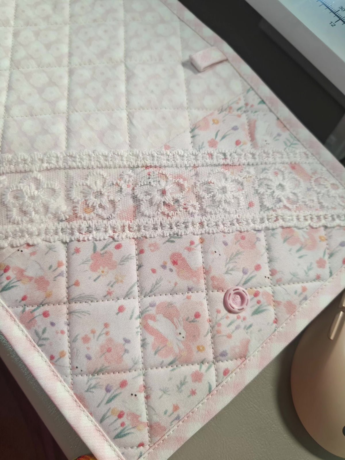 Copertina per quaderno A6 trapuntata fatta a mano floreale rosa