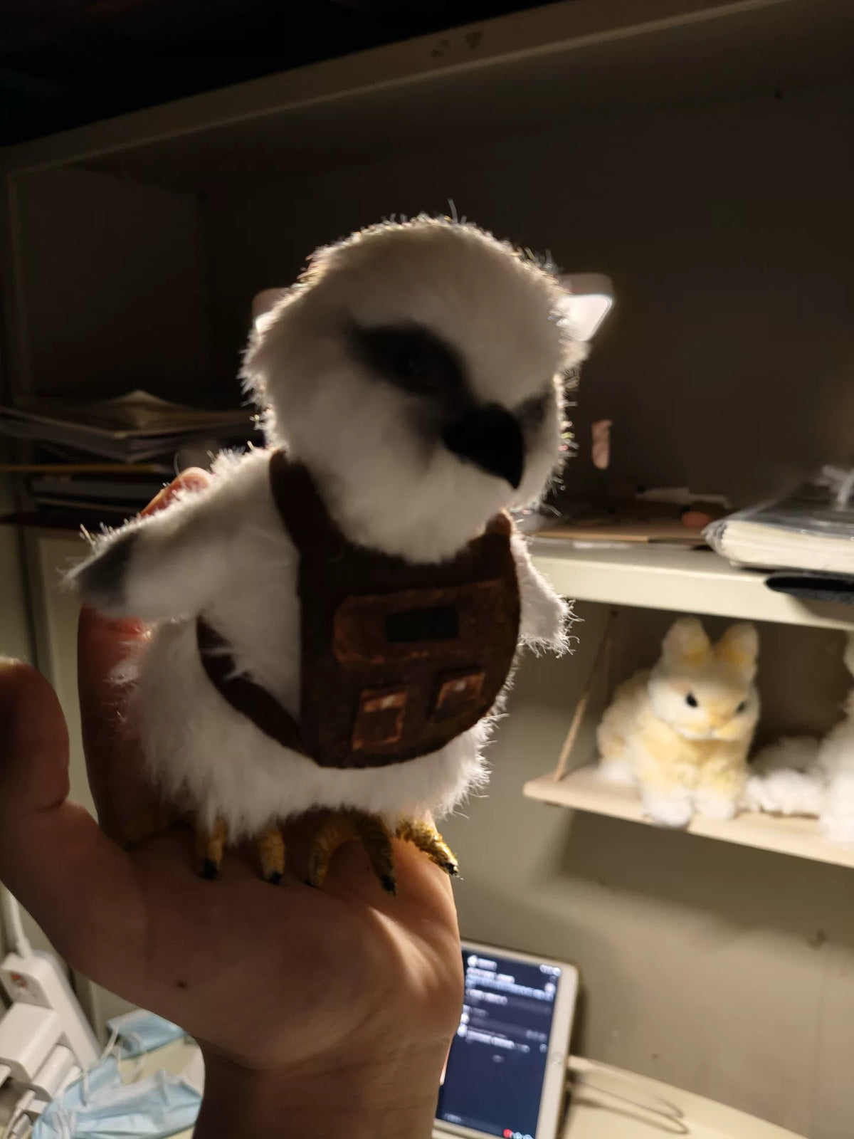 Handgefertigte weiße Falken-Pluschfigur mit brauner Weste