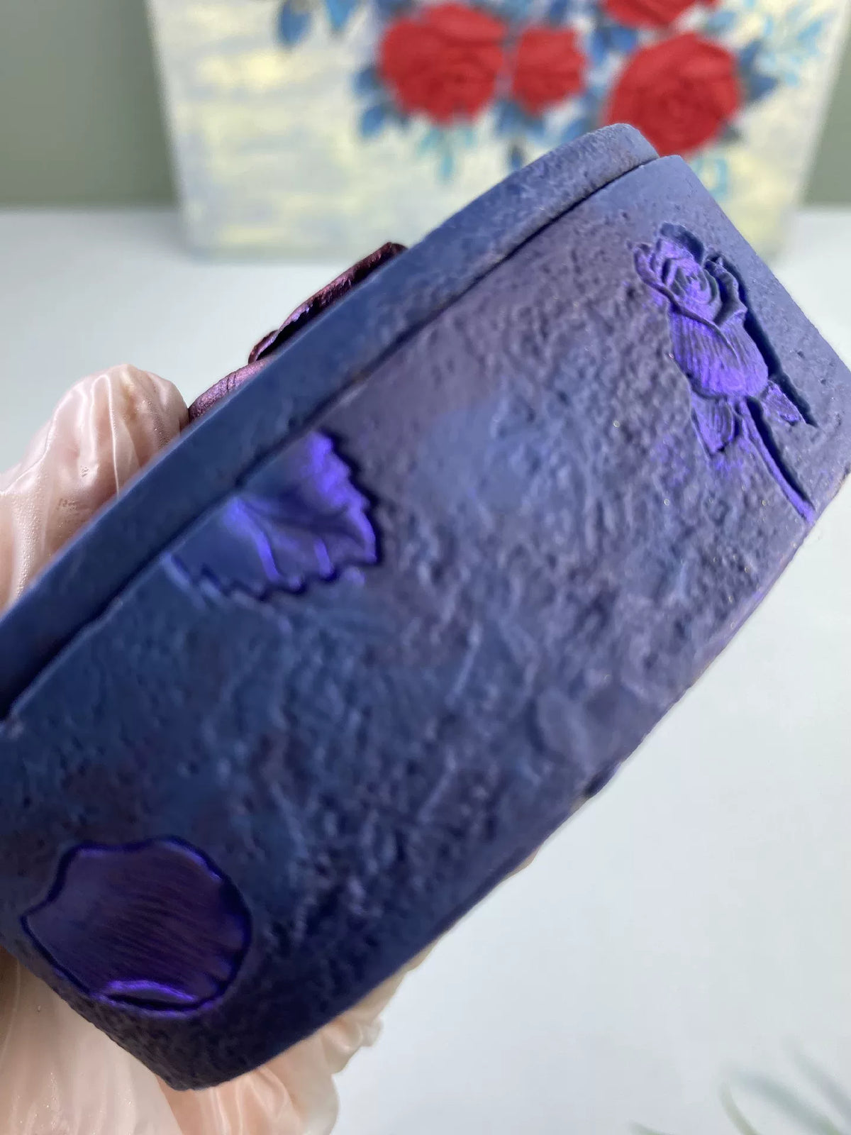 Kreisförmige Dekativform mit blau-violetem Rosenmotiv