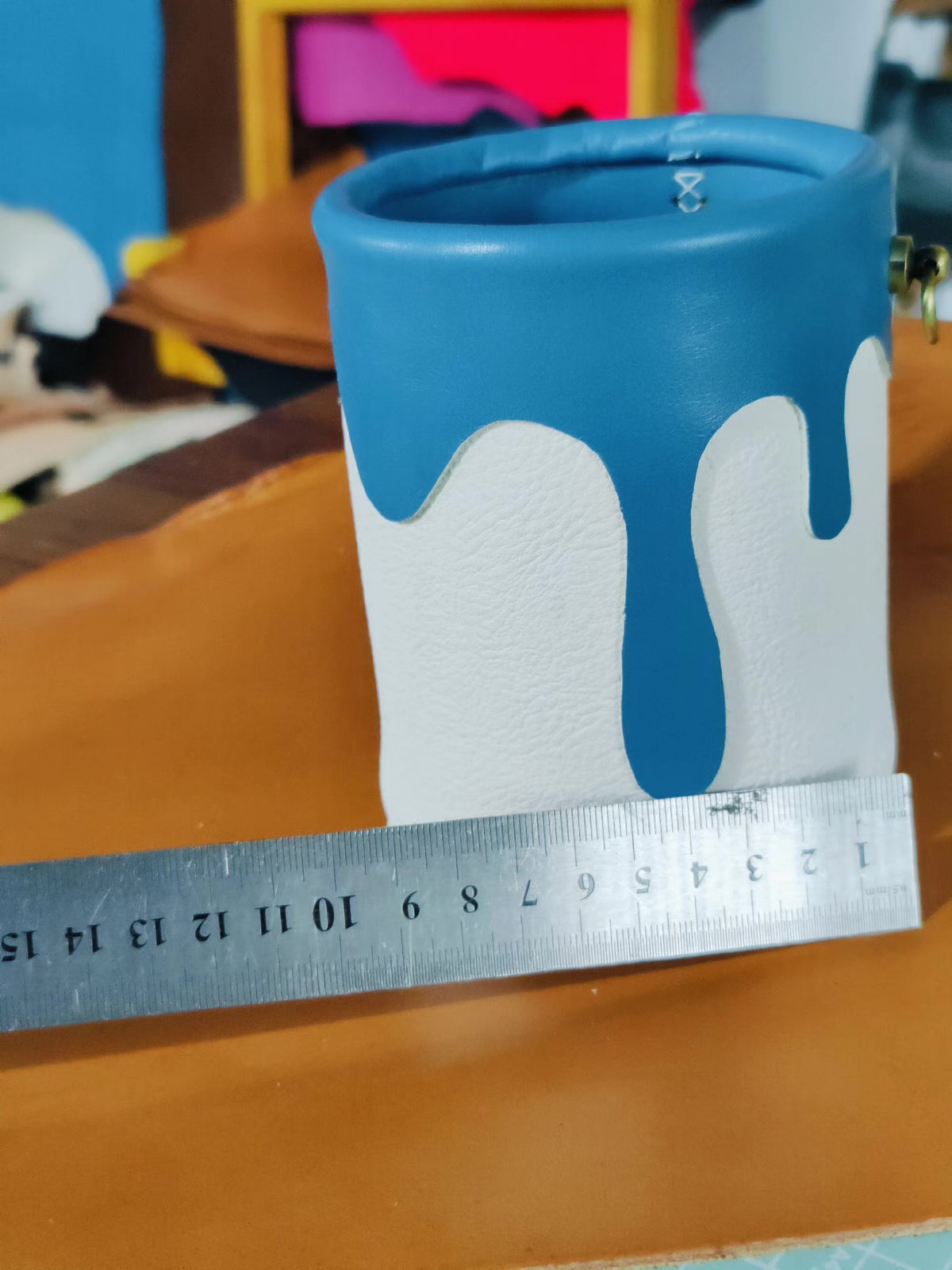 Porta-lápis em Pele Azul-Céu e Branco