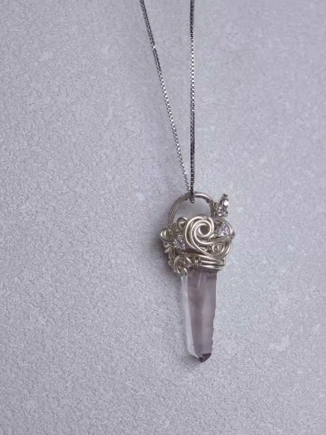 Collana con pendente in cristallo avvolto a filo