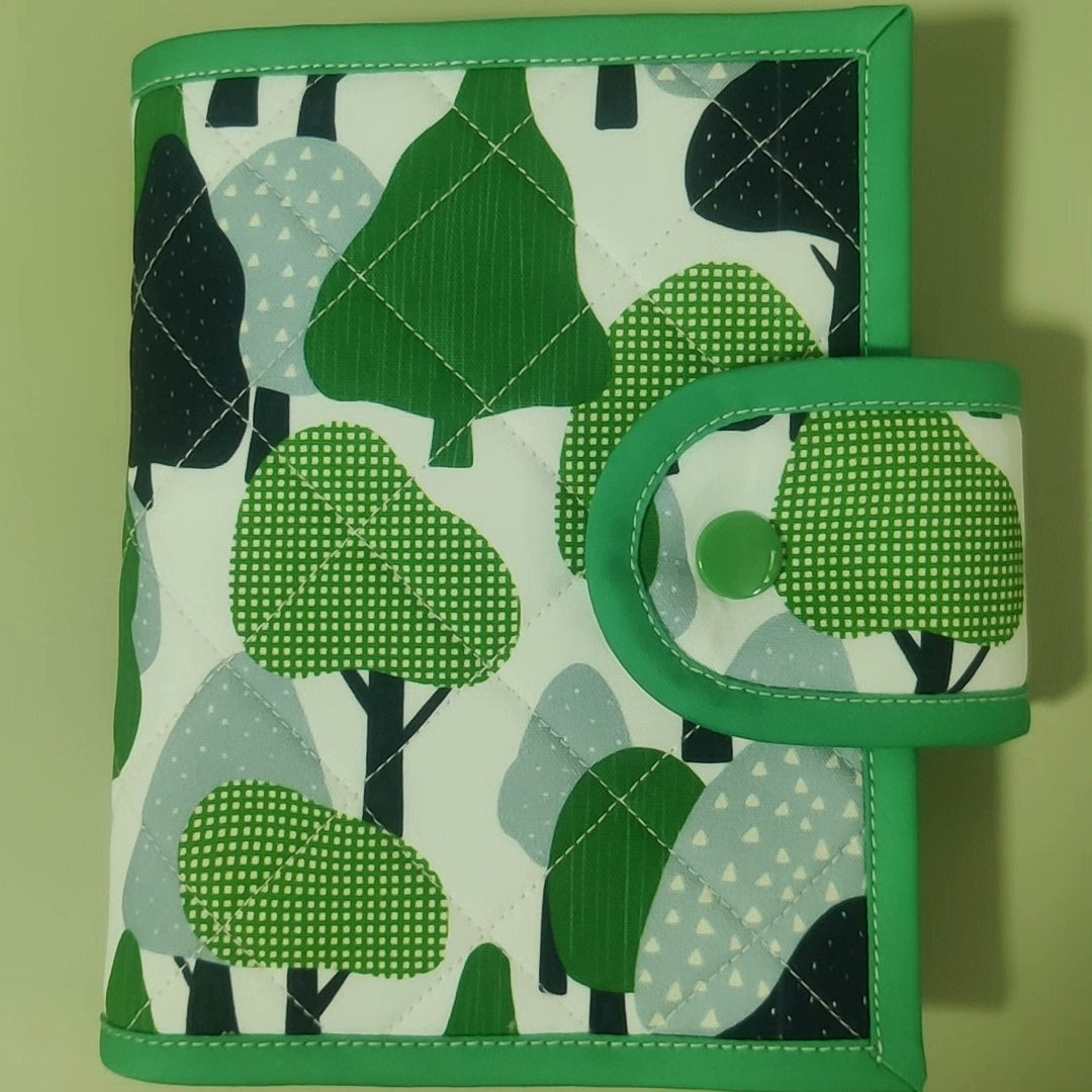A6-Buchhülle mit gestepptem Waldmotiv
