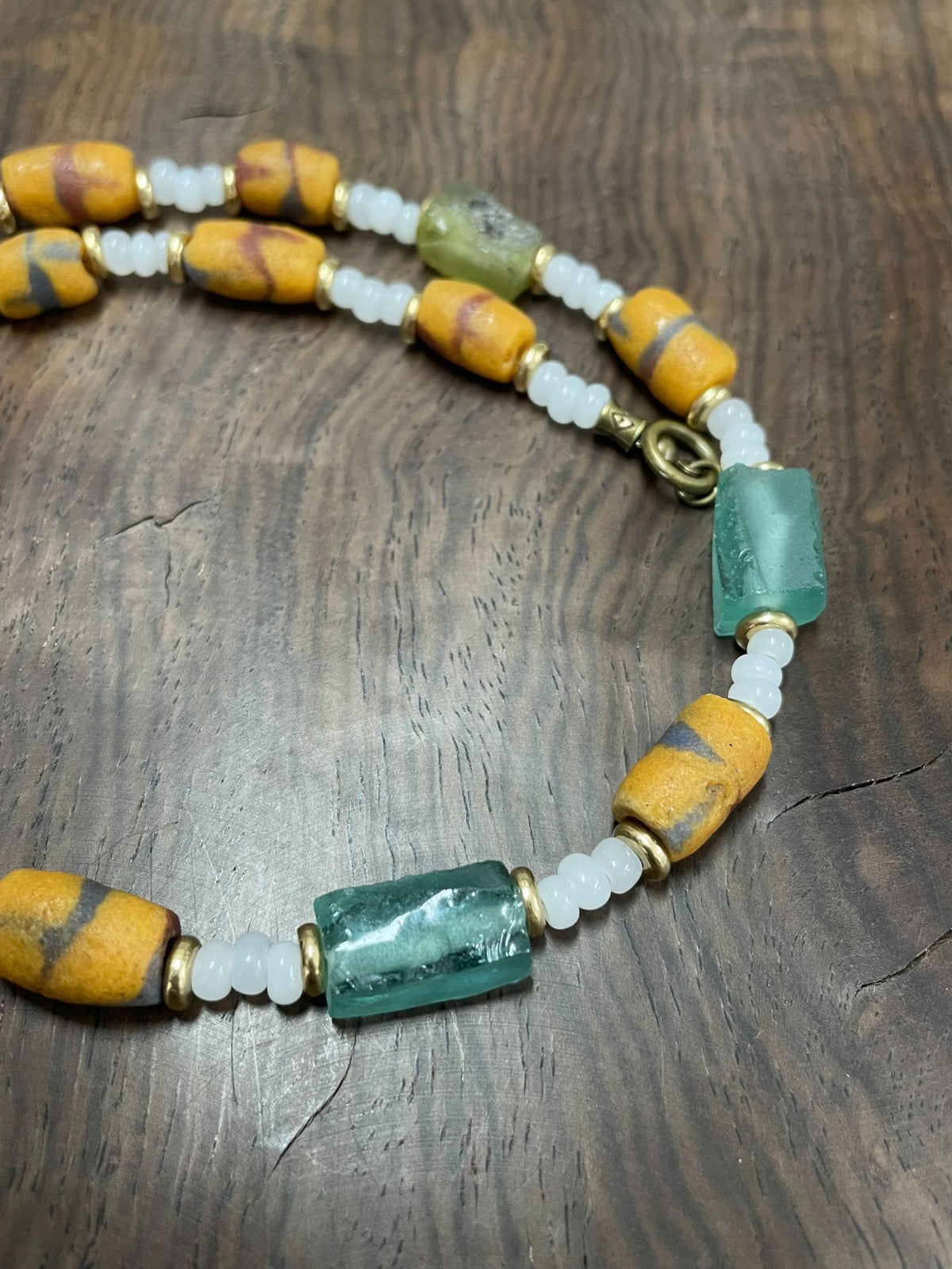 Collar de cuentas de vidrio verde espuma