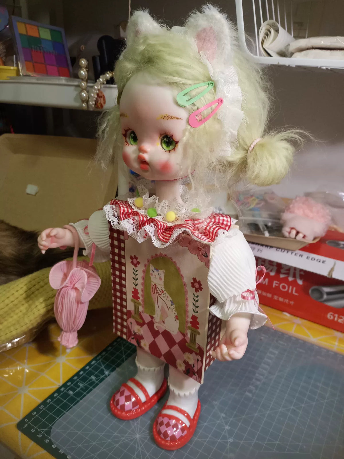 Poupée artisanale de chat avec oreilles en peluche amovibles