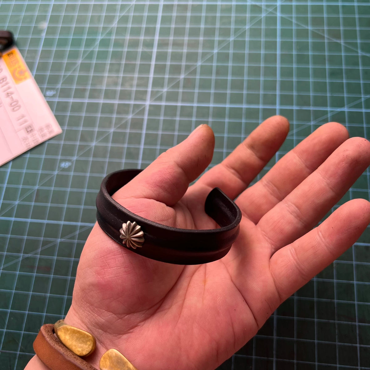 Braccialetto a bracciale in pelle a fiore pieno marrone scuro