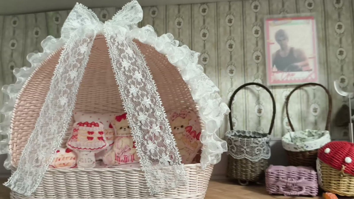 Miniatur-gewebte Rattan-Wiege mit Spitzenbaldachin