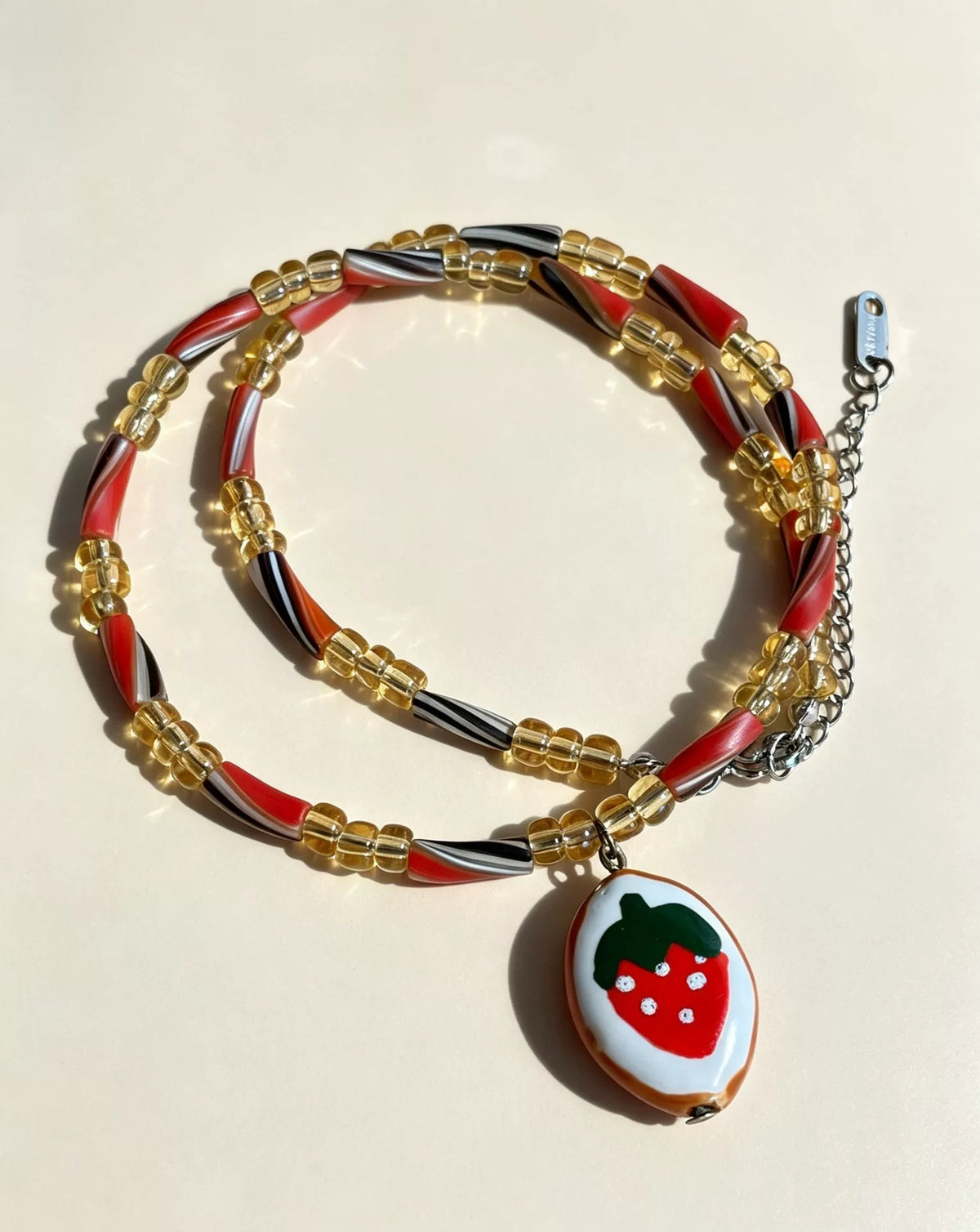 Collar de cuentas de cristal con colgante de fresa
