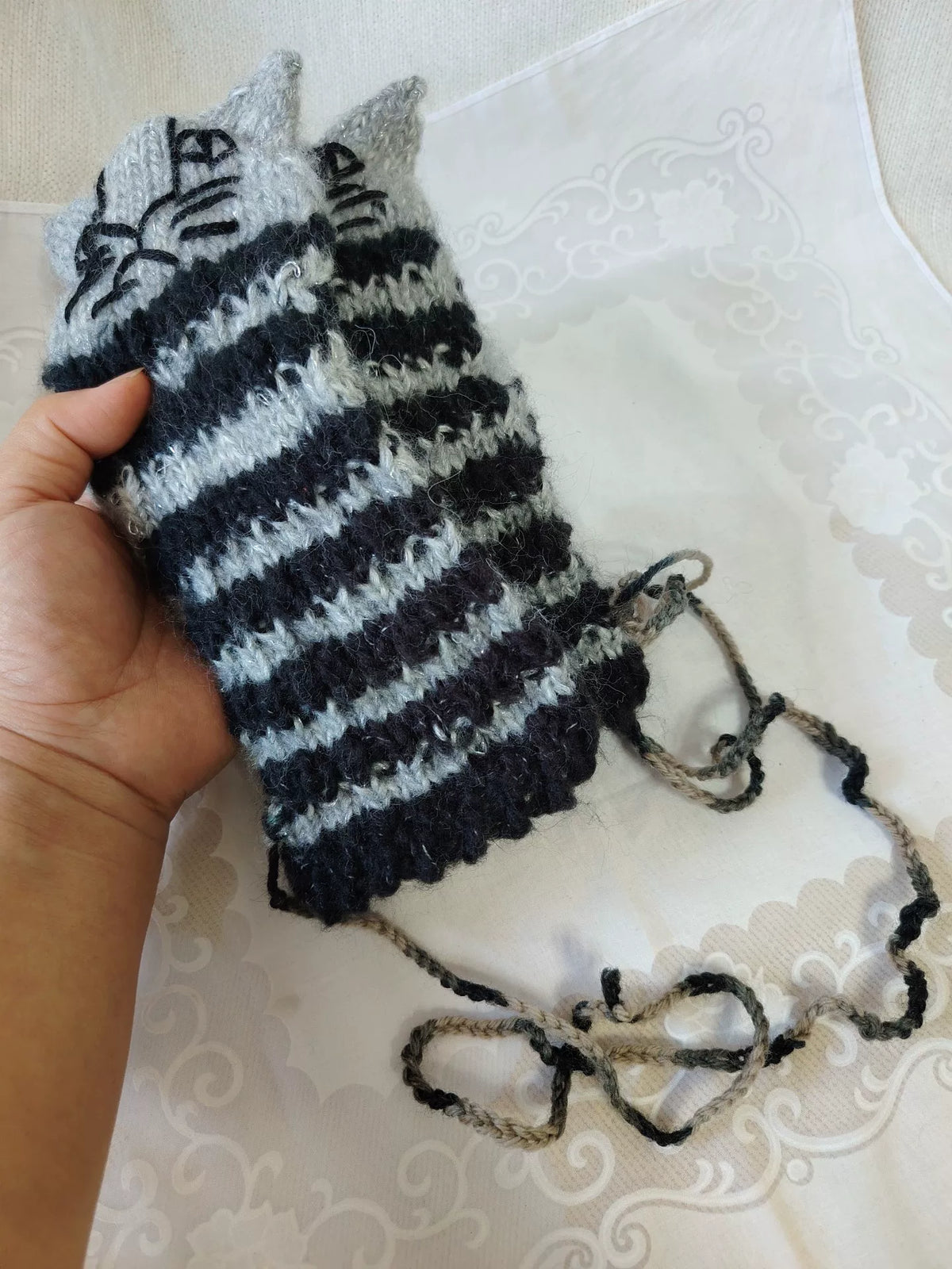 Handstickade ullvantar med kattsmotiv