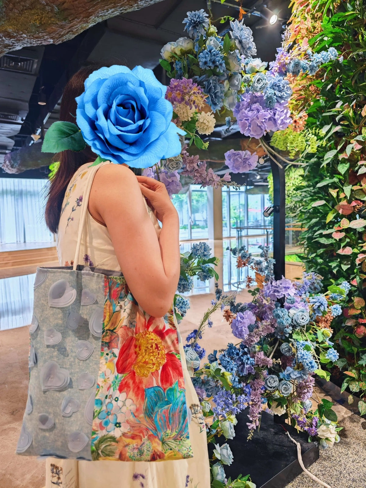 Axelväska i patchwork med blommor och applikation