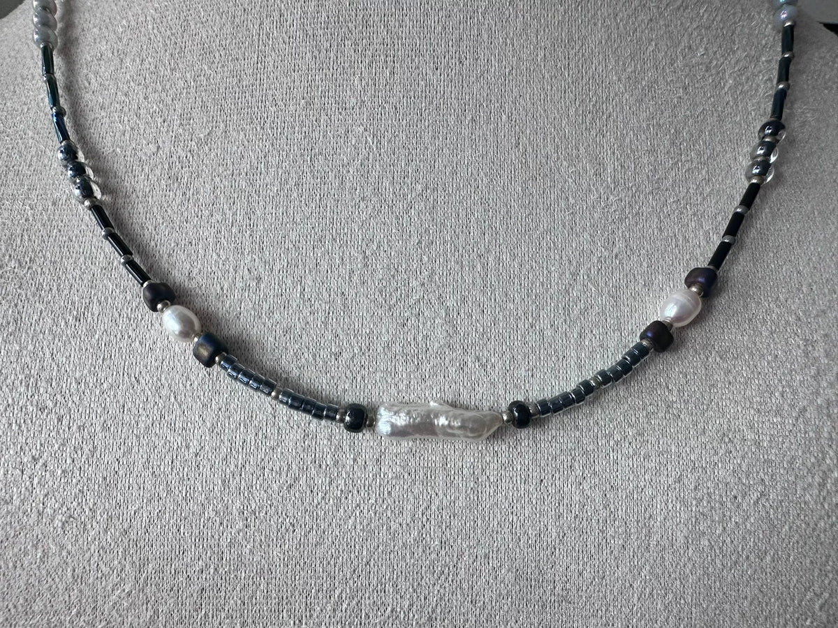 Handgjort svart pärlhalsband med sötvattenpärla