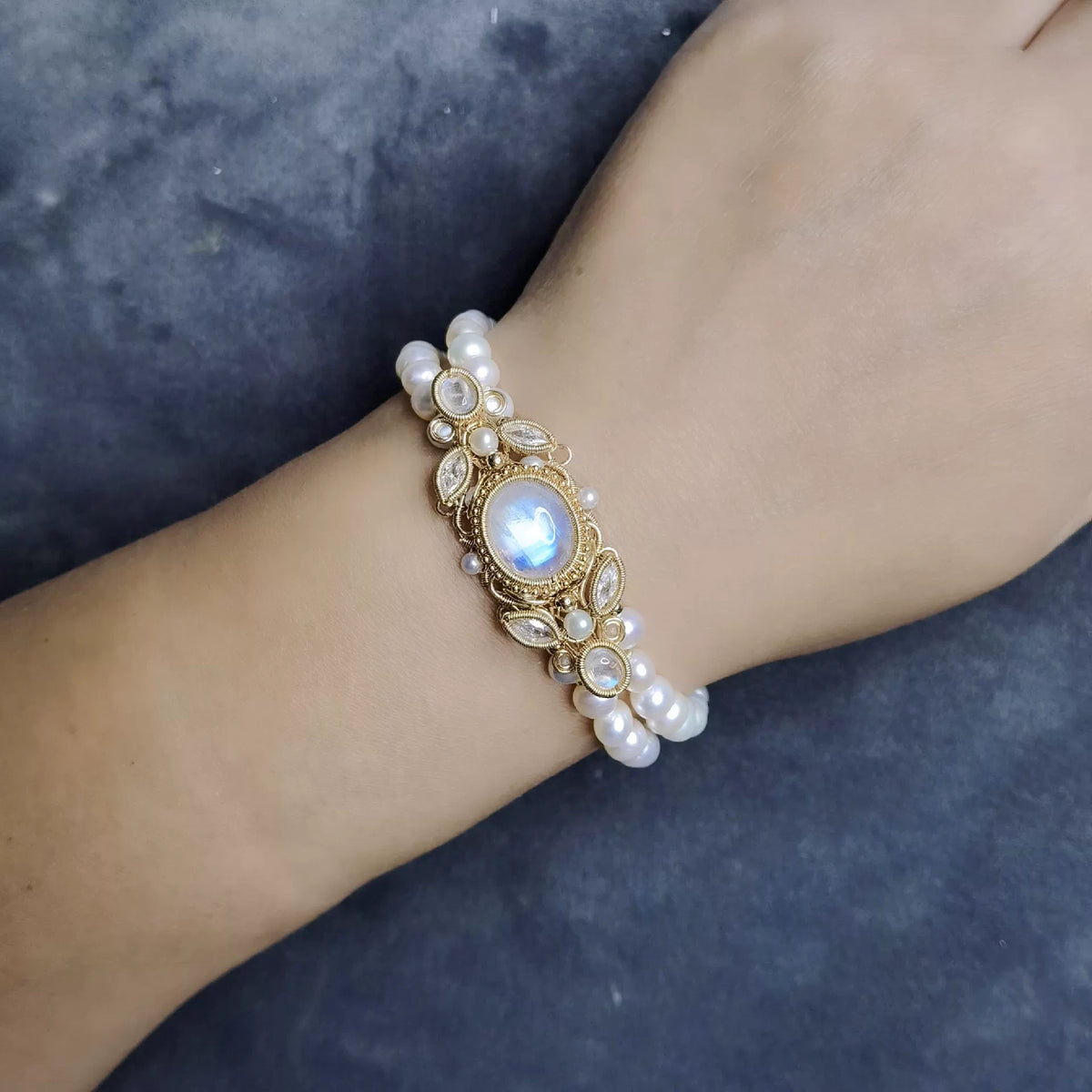 Handgemaakte armband met maansteen en parels