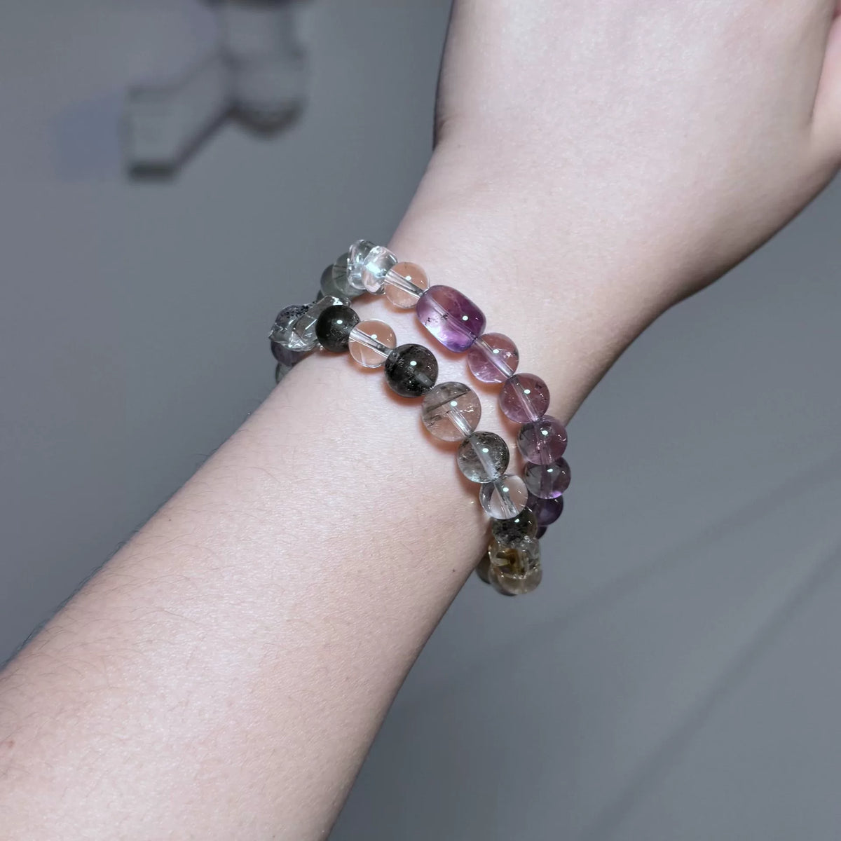 Pulsera de cristal de cuarzo rutilado dorado y amatista
