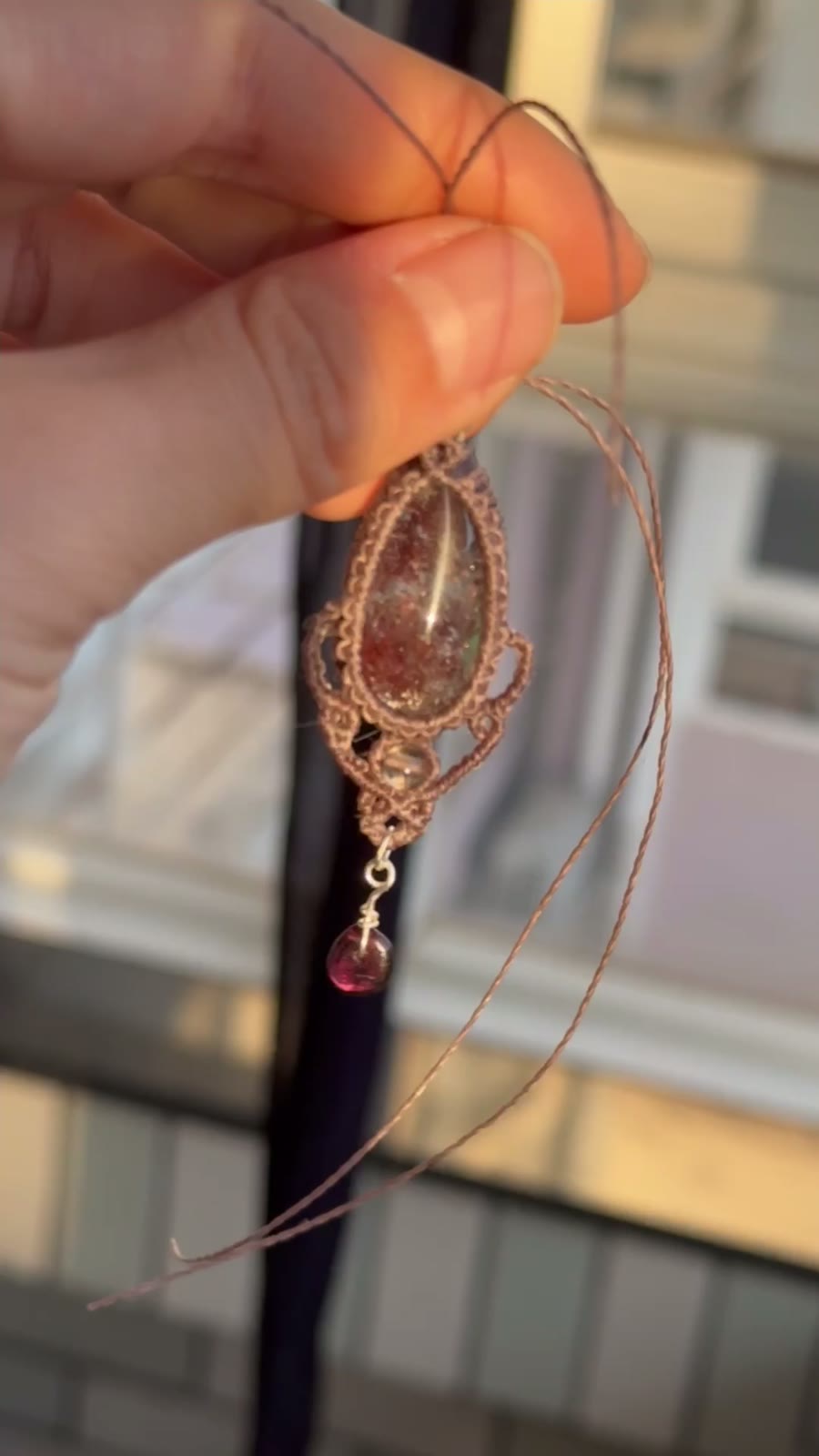 Collana con Pendente in Macramé e Quarzo Phantom Rosso