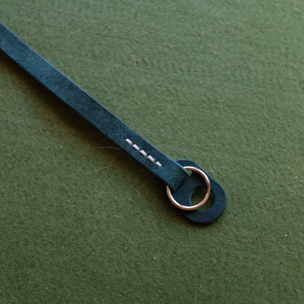 Polsino in pelle con anello di metallo