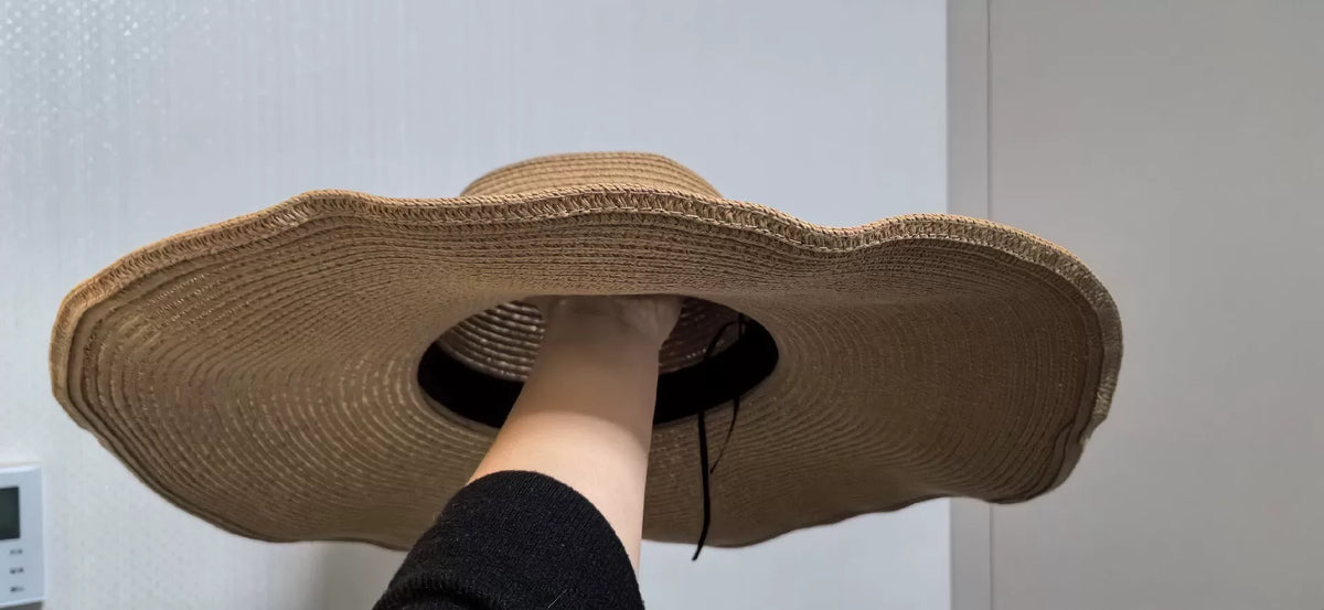 Cappello da sole in paglia intrecciata a tesa larga