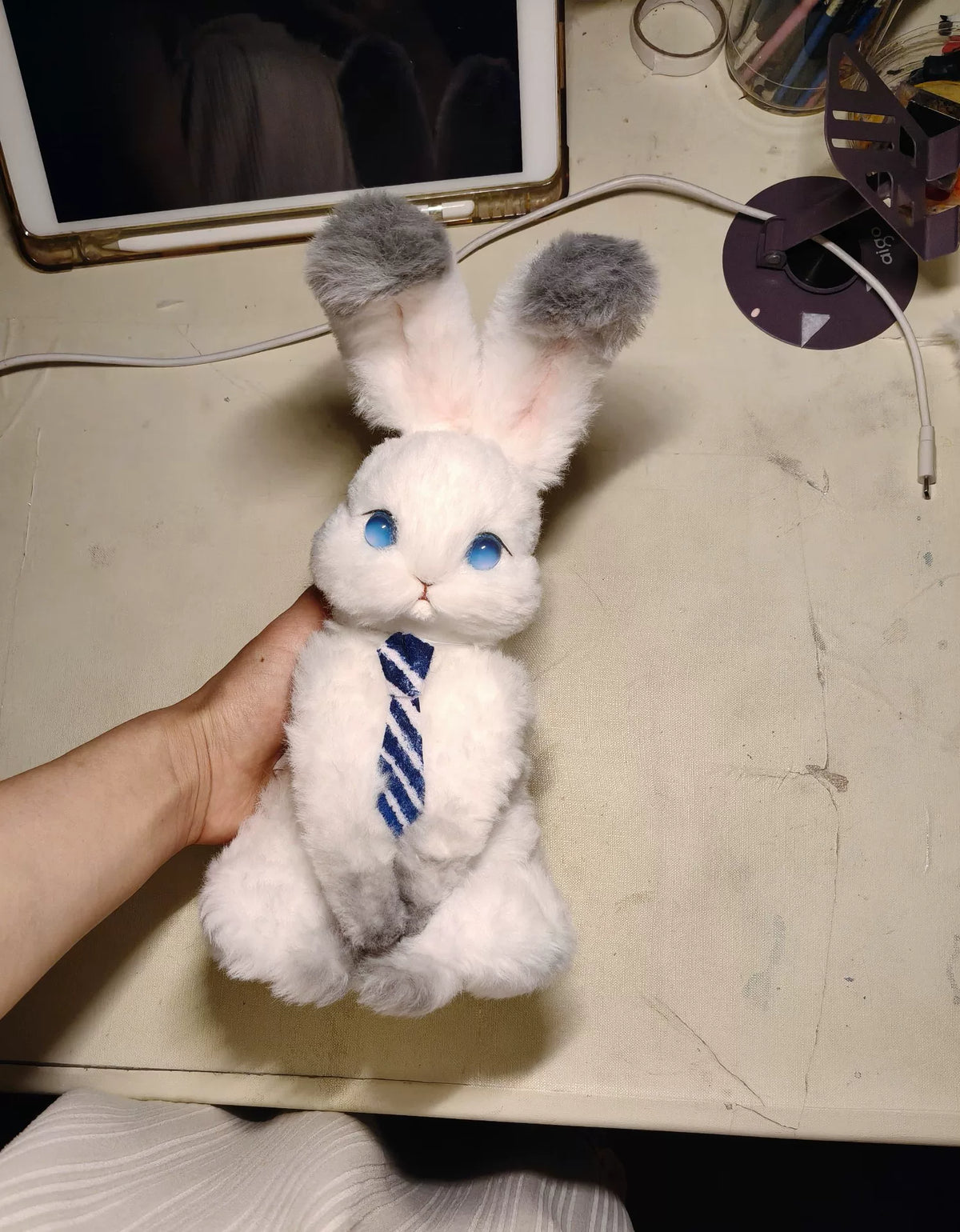 Handgefertigte weiße Plüsch-Hasen-Butler-Figur
