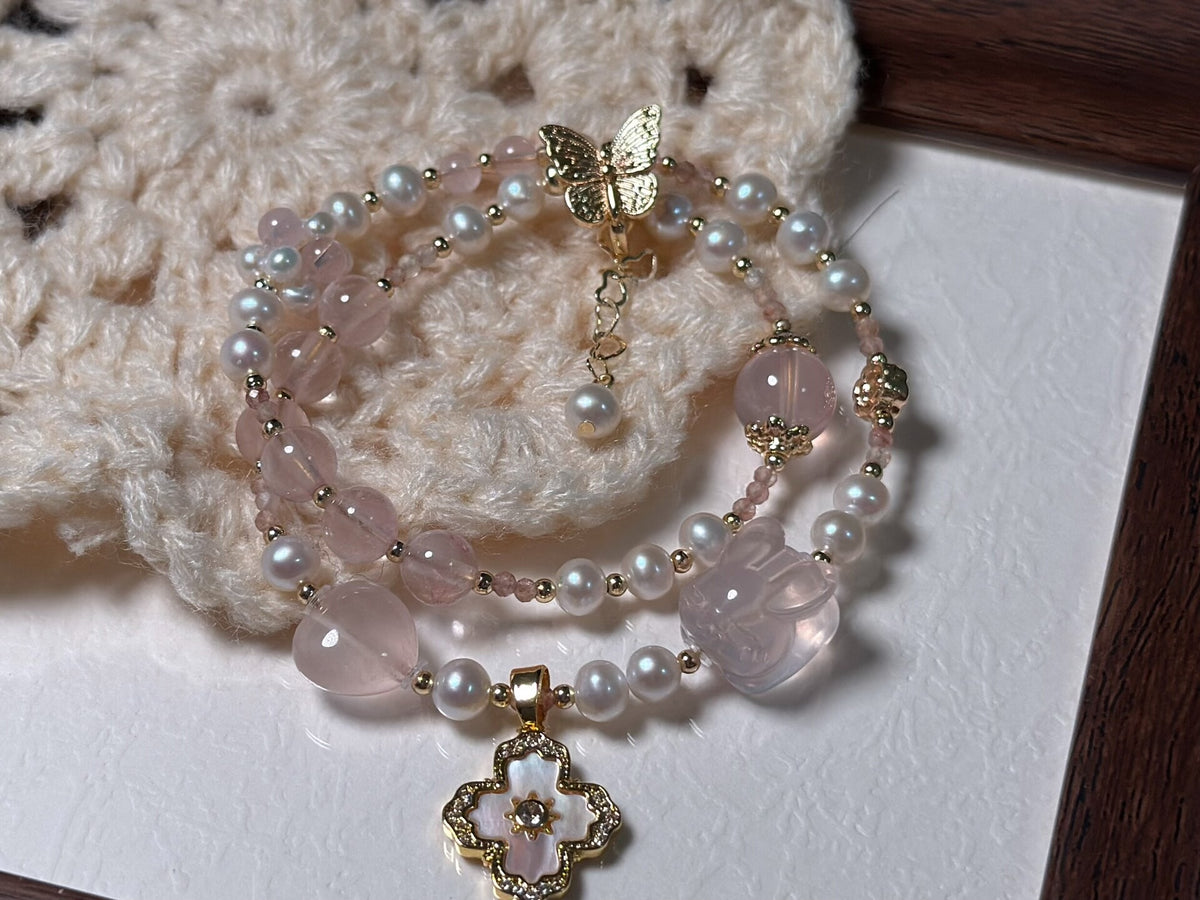Brazalete de Cuarzo Rosa, Conejo y Perlas de Doble Capa