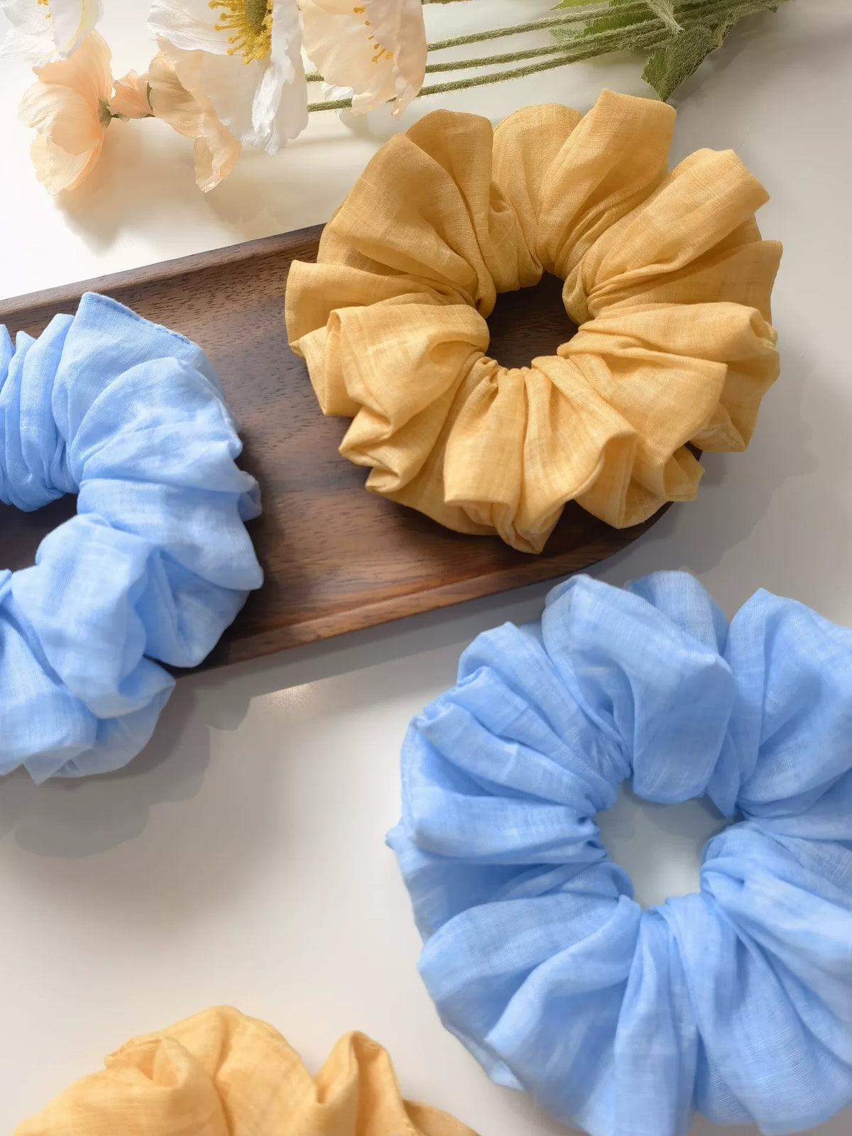 Scrunchie in ramè giallo oro fatto a mano