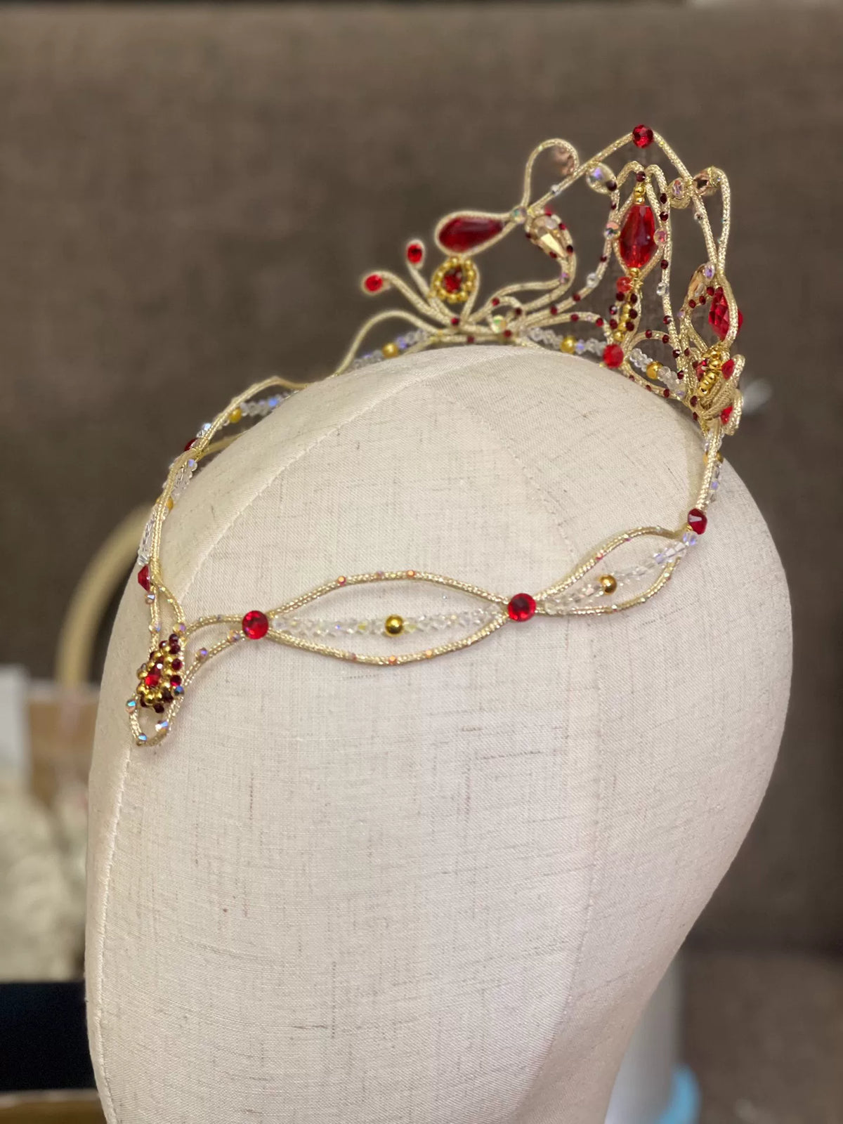 Golddraht Tiara mit roten Kristallen