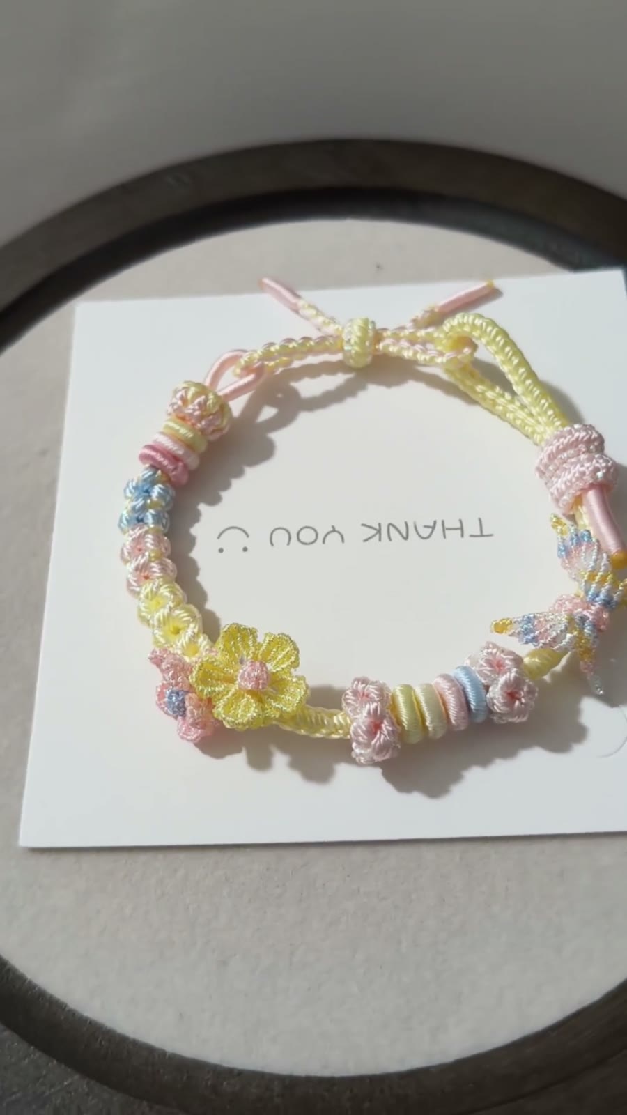 Braccialetto in Cordino Intrecciato a Mano Gradiente Rosa Giallo Blu
