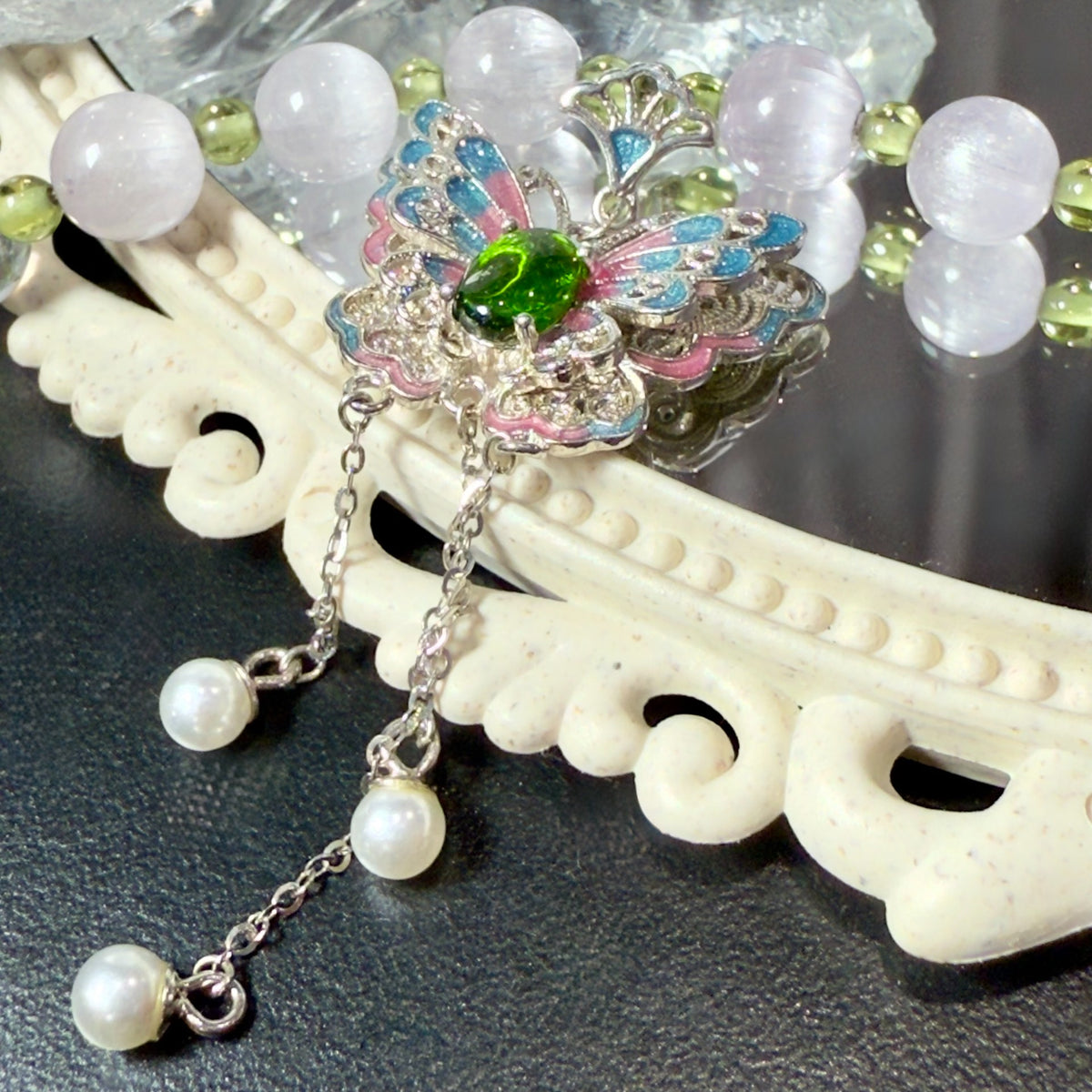 Collier papillon en argent et émail avec perles